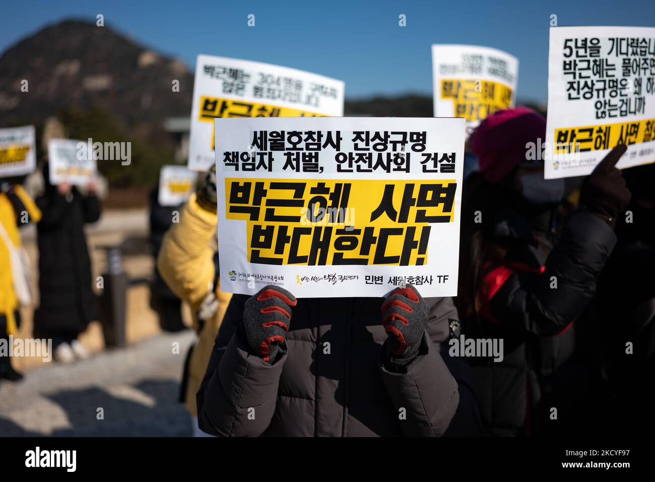 Etwa 40 Familien der Opfer der Sewol-Fähre und Bürgergruppen halten vor dem Cheong Wa DAE, dem offiziellen Wohnsitz des Präsidenten, eine Pressekonferenz ab und forderten die Regierung auf, die Sonderbegnadigung der Regierung für den ehemaligen Präsidenten Park Geun-hye zurückzuziehen, Die WHO wird am 27. Dezember 2021 in Seoul, Südkorea, wegen Korruption angeklagt. (Foto von Chris Jung/NurPhoto) Stockfoto