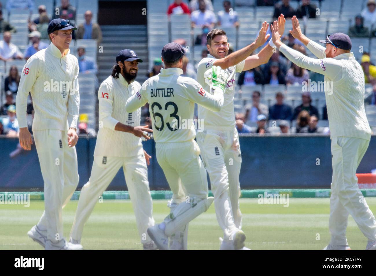 James Anderson aus England feiert das Dickicht von Steve Smith aus Australien während des Spiels des zweiten Tages des dritten Testspiels in der Ashes-Serie zwischen Australien und England auf dem Melbourne Cricket Ground am 27. Dezember 2021 in Melbourne, Australien. ( Foto von Izhar Khan/NurPhoto). (Nur für redaktionelle Zwecke) Stockfoto