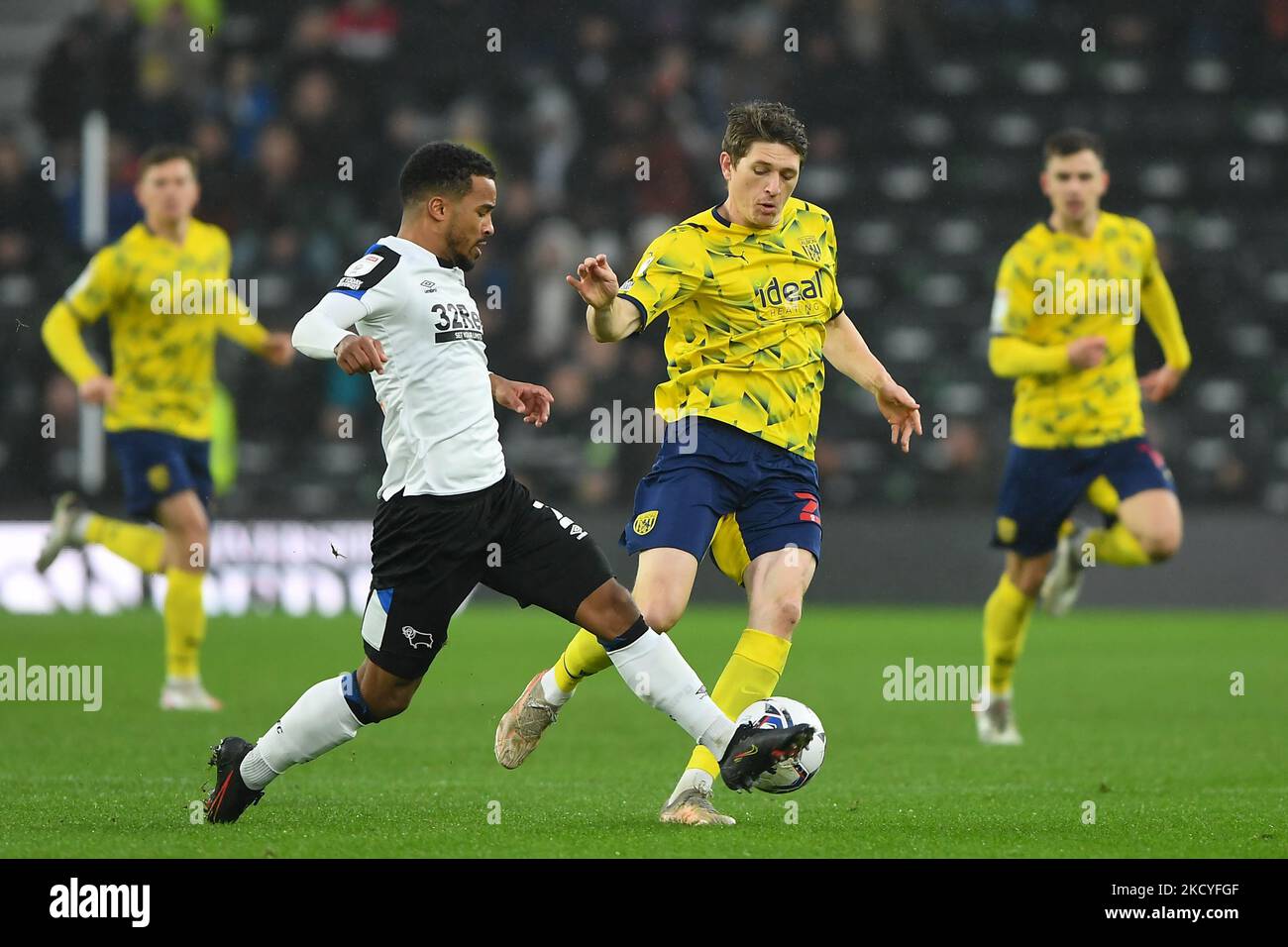 Nathan Byrne von Derby County stellt sich während des Sky Bet Championship-Spiels zwischen Derby County und West Bromwich Albion am Montag, dem 27.. Dezember 2021, gegen Adam Reach von West Bromwich Albion im Pride Park, Derby, ein. (Foto von Jon Hobley/MI News/NurPhoto) Stockfoto