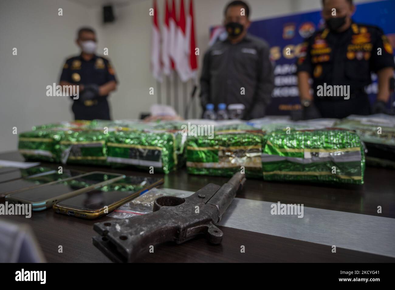 Beamte zeigen Beweise für selbstgemachte Waffen, die am 28. Dezember 2021 vom Zentralen Sulawesi Polizeihauptquartier in Palu, Provinz Zentral-Sulawesi, Indonesien, mit Methamphetamin-Drogen konfisziert wurden. Die Drogenuntersuchungseinheit der Polizei von Sulawesi mit Zoll und Verbrauchsteuer Pantoloan vereitelte den Schmuggel von 29 Kilogramm Methamphetamin und verhaftete fünf Verdächtige, von denen einer malaysischer Staatsbürger ist. Die indonesische Regierung hat erklärt, dass sich das Land in einem Drogennotstand befindet und den Drogen den Krieg erklärt. (Foto von Basri Marzuki/NurPhoto) Stockfoto Beamte zeigen Beweise für selbstgemachte Waffen, die am 28. Dezember 2021 vom Zentralen Sulawesi Polizeihauptquartier in Palu, Provinz Zentral-Sulawesi, Indonesien, mit Methamphetamin-Drogen konfisziert wurden. Die Drogenuntersuchungseinheit der Polizei von Sulawesi mit Zoll und Verbrauchsteuer Pantoloan vereitelte den Schmuggel von 29 Kilogramm Methamphetamin und verhaftete fünf Verdächtige, von denen einer malaysischer Staatsbürger ist. Die indonesische Regierung hat erklärt, dass sich das Land in einem Drogennotstand befindet und den Drogen den Krieg erklärt. (Foto von Basri Marzuki/NurPhoto) Stockfoto