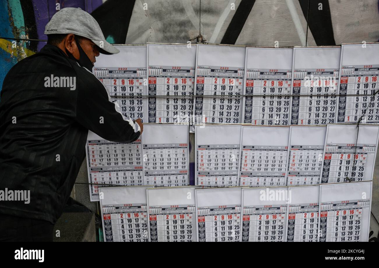 Ein Straßenverkäufer zeigt 2022 Kalender an, die am 28. Dezember 2021 in einer Straße in Bogor, Indonesien, verkauft werden. (Foto von Adriana Adie/NurPhoto) Stockfoto