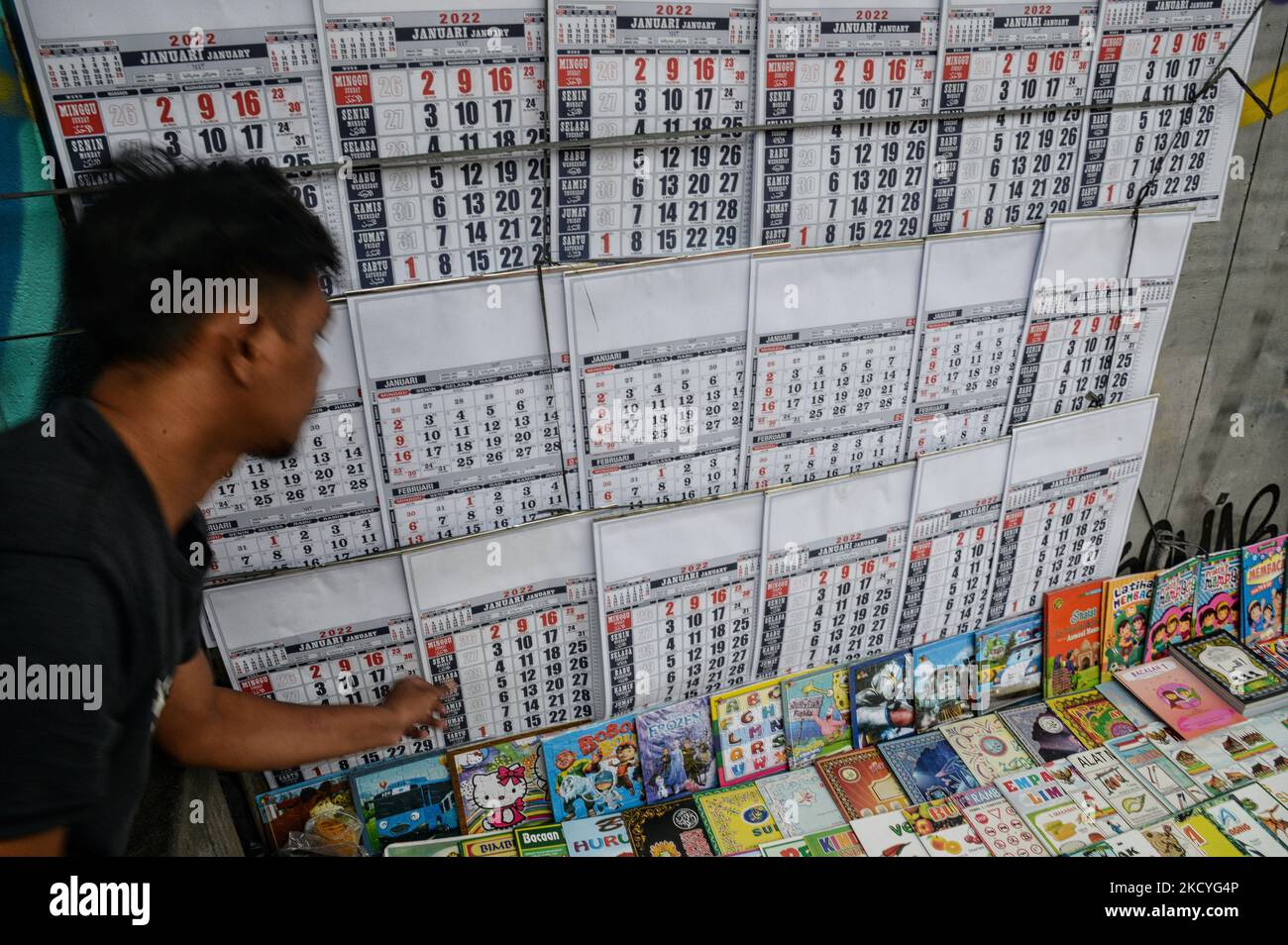 Ein Straßenverkäufer zeigt 2022 Kalender an, die am 28. Dezember 2021 in einer Straße in Bogor, Indonesien, verkauft werden. (Foto von Adriana Adie/NurPhoto) Stockfoto