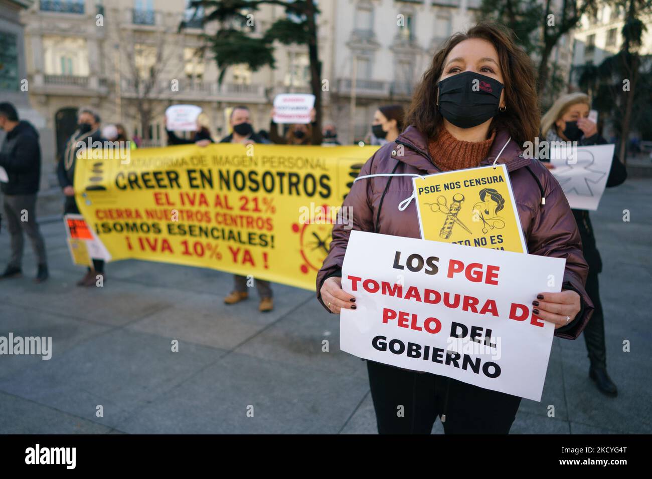 Am 28. Dezember 2021 in Madrid, Spanien, nehmen mehrere Friseur- und Ästhetikprofis an einer Kundgebung vor dem Kongress der Abgeordneten mit Spruchbändern und Puppen Teil. Dies ist einer der vielen Proteste, die von den Fachleuten des persönlichen Bildes durchgeführt wurden, um die Wiederherstellung der reduzierten Mehrwertsteuer auf 10 % im nächsten Staatshaushalt (PGE) für 2022 zu fordern. Die heutige Kundgebung findet zur gleichen Zeit statt, zu der der Kongress der Abgeordneten die Haushaltspläne für das nächste Jahr genehmigt. (Foto von Oscar Gonzalez/NurPhoto) Stockfoto