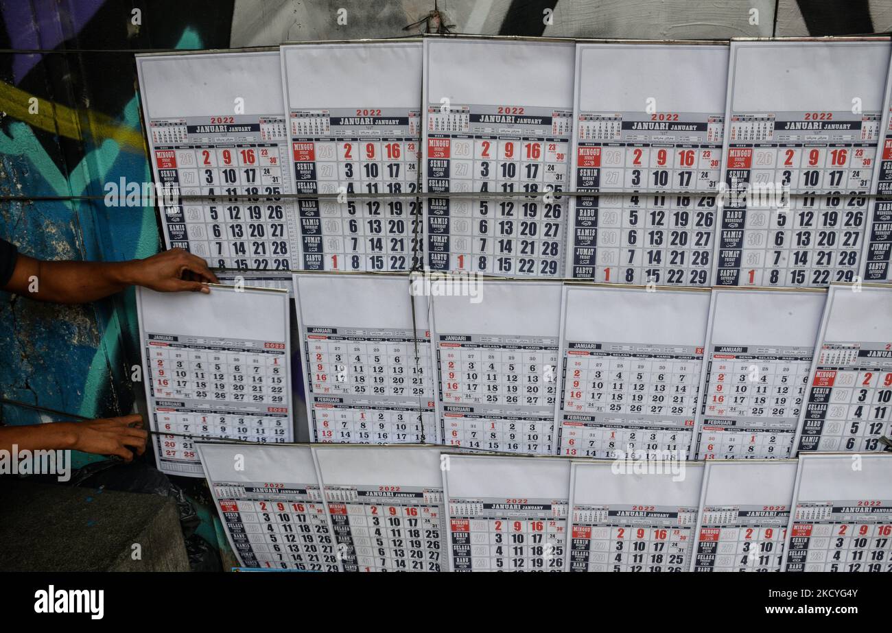 Ein Straßenverkäufer zeigt 2022 Kalender an, die am 28. Dezember 2021 in einer Straße in Bogor, Indonesien, verkauft werden. (Foto von Adriana Adie/NurPhoto) Stockfoto