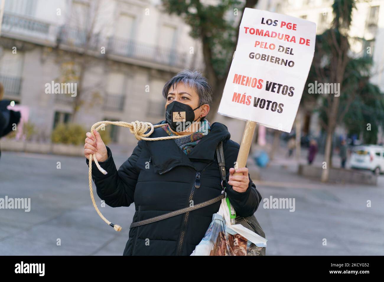 Am 28. Dezember 2021 in Madrid, Spanien, nehmen mehrere Friseur- und Ästhetikprofis an einer Kundgebung vor dem Kongress der Abgeordneten mit Spruchbändern und Puppen Teil. Dies ist einer der vielen Proteste, die von den Fachleuten des persönlichen Bildes durchgeführt wurden, um die Wiederherstellung der reduzierten Mehrwertsteuer auf 10 % im nächsten Staatshaushalt (PGE) für 2022 zu fordern. Die heutige Kundgebung findet zur gleichen Zeit statt, zu der der Kongress der Abgeordneten die Haushaltspläne für das nächste Jahr genehmigt. (Foto von Oscar Gonzalez/NurPhoto) Stockfoto