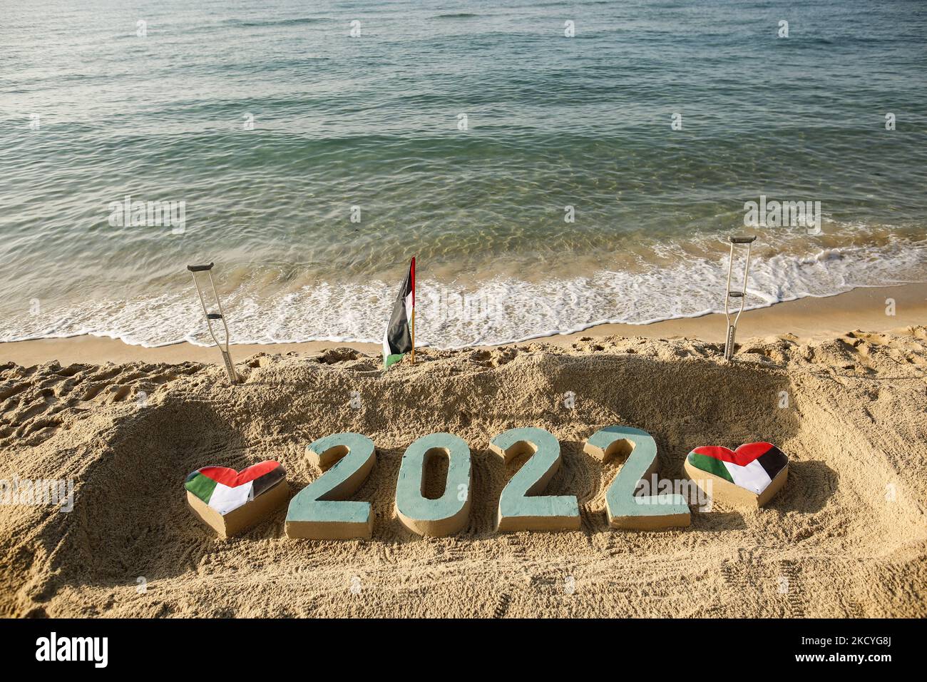 Eine Sandzeichnung für 2022 ist am 28. Dezember 2021 am Strand von Gaza zu sehen. (Foto von Sameh Rahmi/NurPhoto) Stockfoto