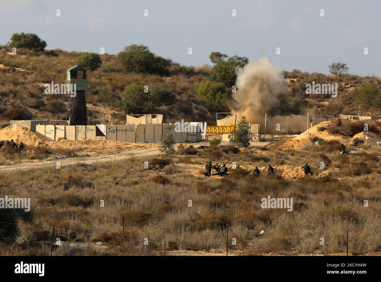 Palästinensische Aktivisten nehmen an einer Militärübung in Rafah, im südlichen Gazastreifen, Teil 29. Dezember 2021. (Foto von Majdi Fathi/NurPhoto) Stockfoto