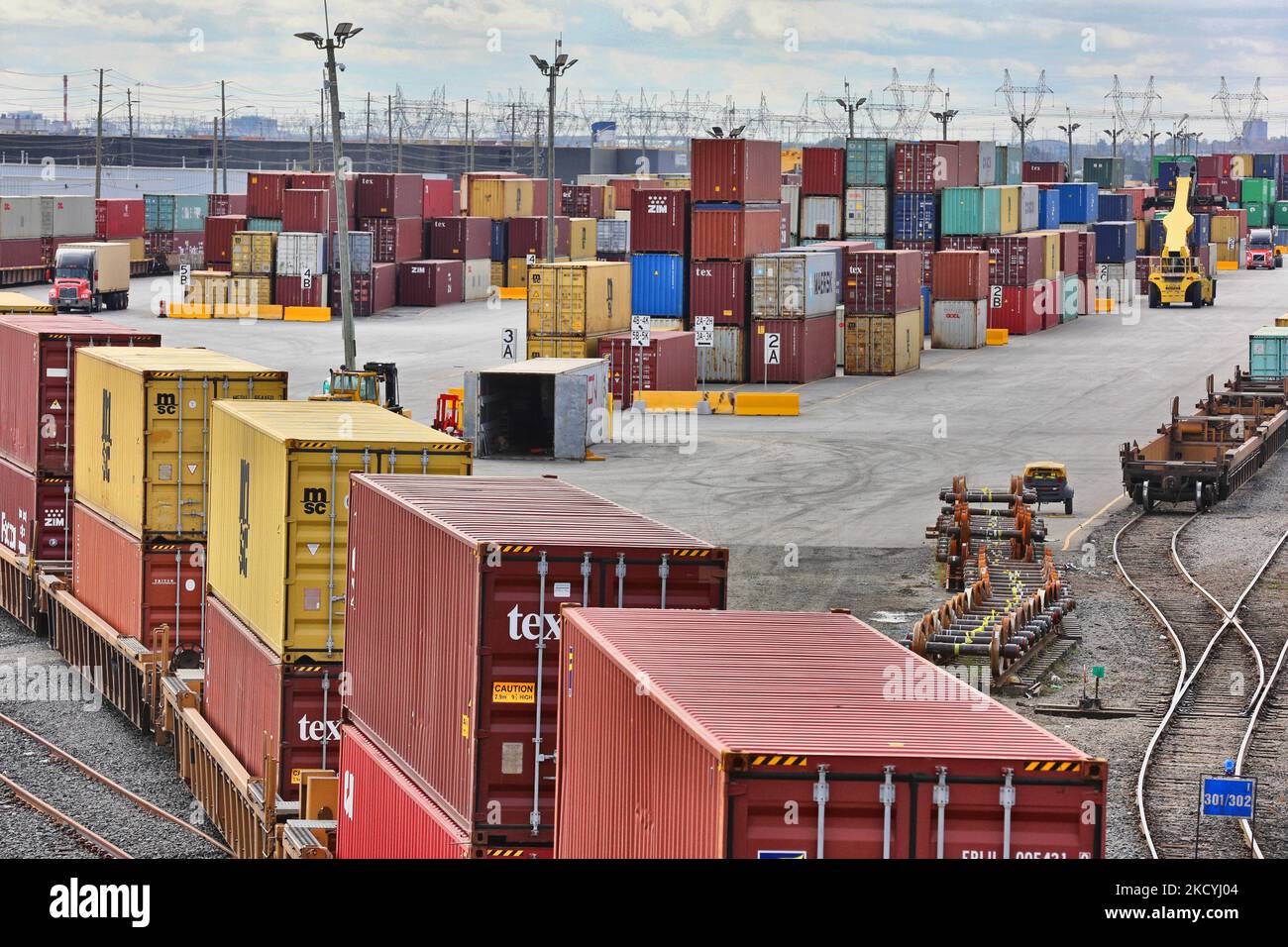 Am 23. Oktober 2021 werden intermodale Transportcontainer aus den Zügen entladen, gestapelt und auf Lastwagen für den Transport in einer Frachtanlage in Mississauga, Ontario, Kanada, verladen. (Foto von Creative Touch Imaging Ltd./NurPhoto) Stockfoto