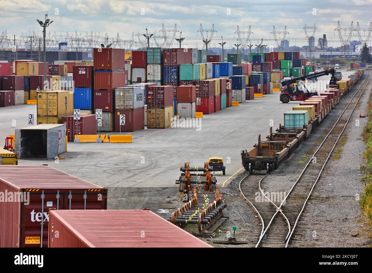 Am 23. Oktober 2021 werden intermodale Transportcontainer aus den Zügen entladen, gestapelt und auf Lastwagen für den Transport in einer Frachtanlage in Mississauga, Ontario, Kanada, verladen. (Foto von Creative Touch Imaging Ltd./NurPhoto) Stockfoto