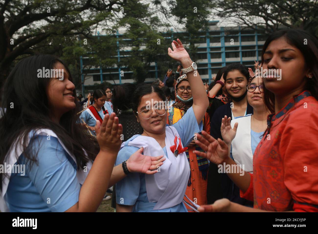 Die Schüler feiern, nachdem sie am 30. Dezember 2021 in Dhaka, Bangladesch, ihre Prüfungsergebnisse für das Sekundarschulzertifikat erhalten haben. (Foto von Rehman Asad/NurPhoto) Stockfoto