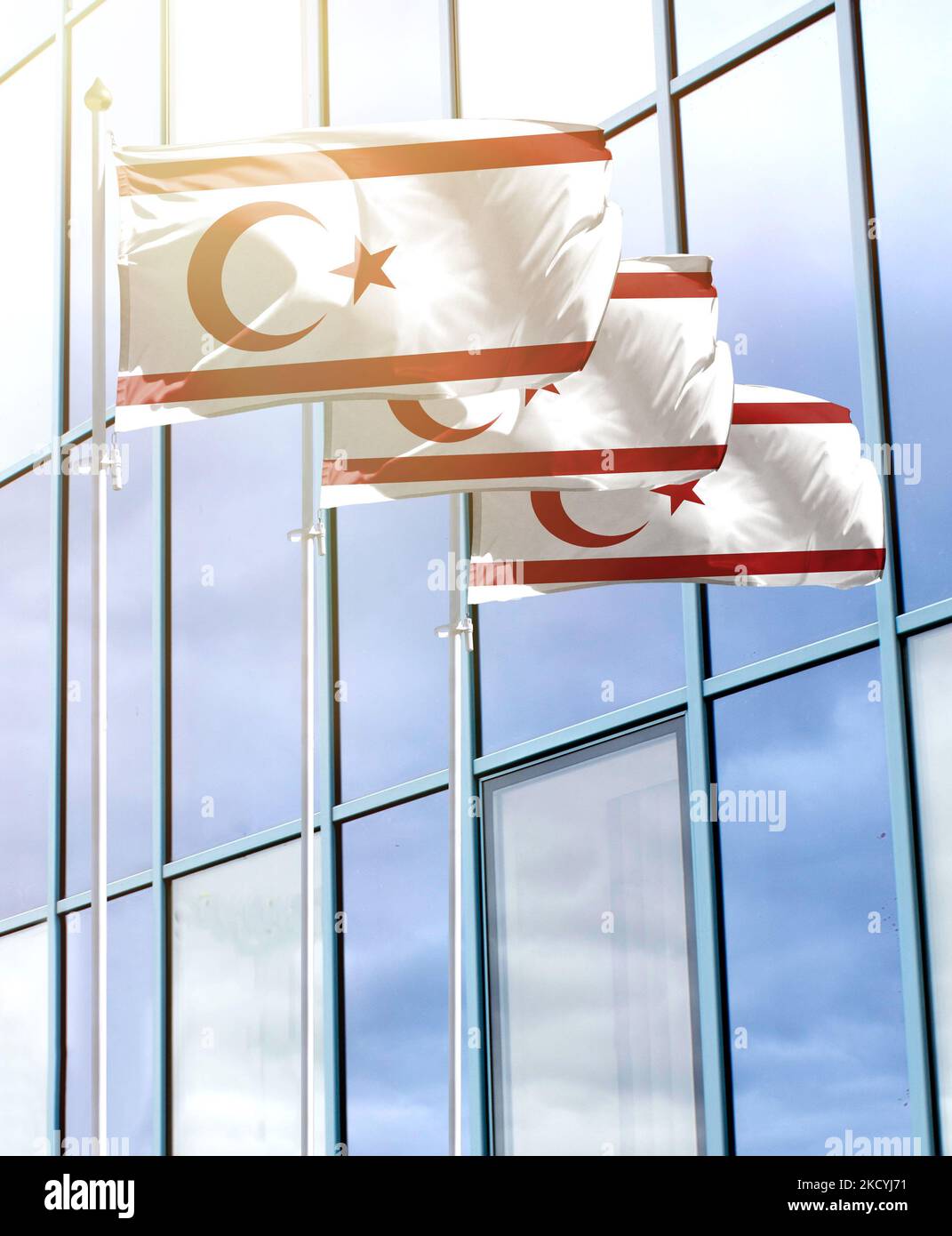 Fahnenmasten mit der Flagge der Türkischen Republik Nordzypern vor dem Geschäftszentrum Stockfoto