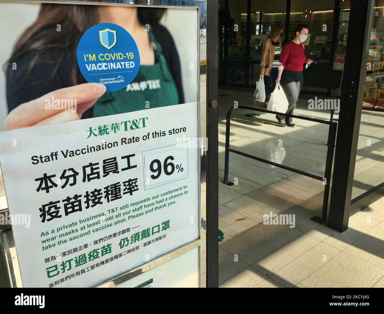 Schild mit Angaben zum Prozentsatz der Supermarktarbeiter und Mitarbeiter, die am 30. Dezember 2021 in Toronto, Ontario, Kanada, vollständig mit einem zugelassenen COVID-19-Impfstoff geimpft wurden.Ontario meldete heute 13.807 neue COVID-19-Fälle und 8 neue Todesfälle, Alle bisherigen Infektionsberichte über die gesamte Dauer der Pandemie zu zerschlagen, während mehrere Beamte zugegeben haben, dass das Testsystem der Provinz nicht mehr mithalten und die Ausbreitung der Infektion verfolgen kann. Schätzungsweise 90 Prozent aller Neuinfektionen stehen im Verdacht, durch die Omicron-Variante verursacht zu werden. Große Teile Kanadas beginnen mit der Einführung neuer RE Stockfoto