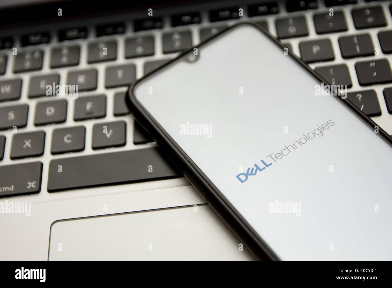 In dieser Abbildung ist ein Logo von Dell Technologies zu sehen, das am 30. Dezember 2021 in Athen, Griechenland, auf einem Smartphone-Bildschirm mit einem Computerschlüsselwort im Hintergrund angezeigt wird. (Foto von Nikolas Kokovlis/NurPhoto) Stockfoto