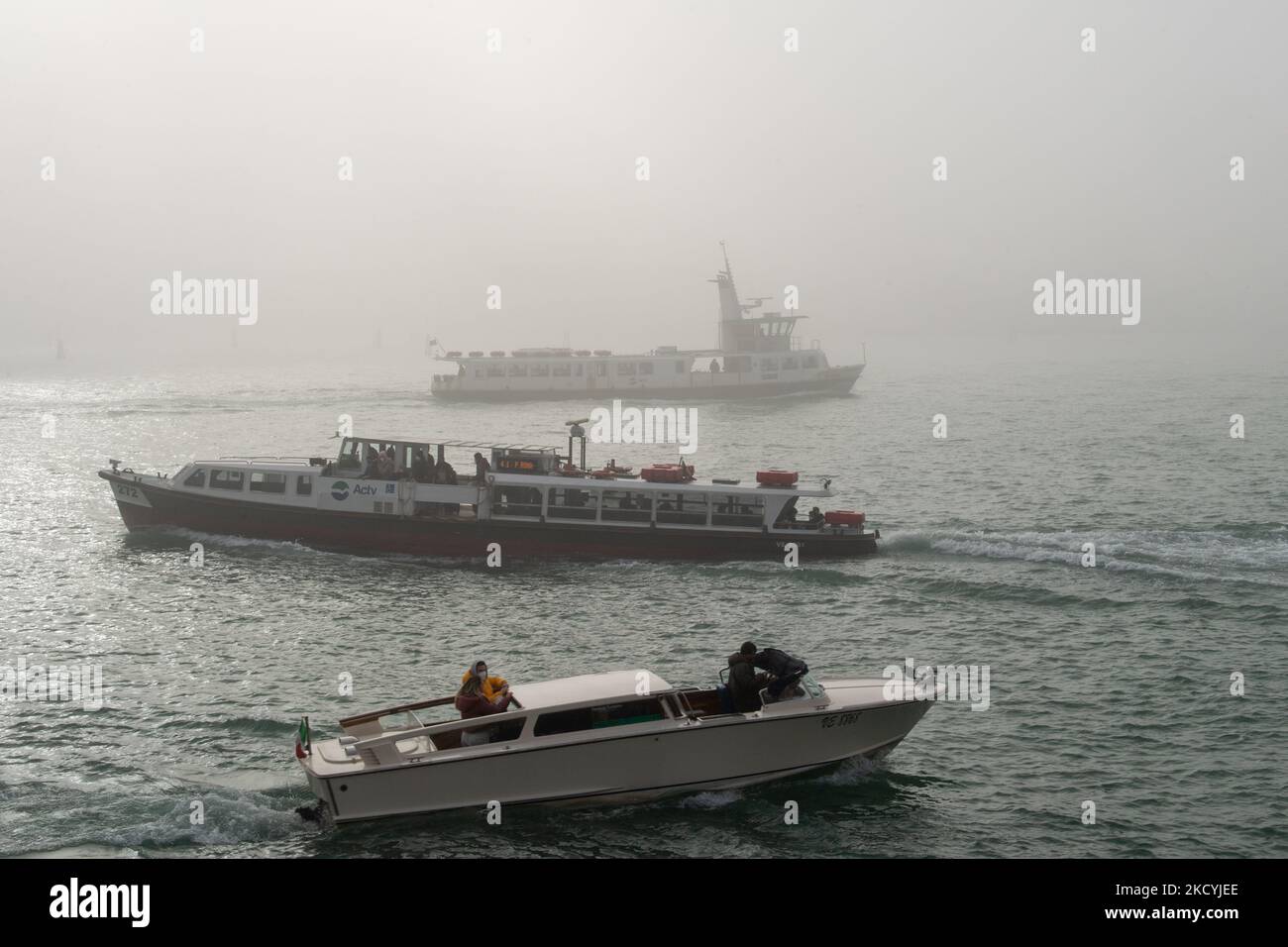 Boote, die am 29. Dezember 2021 in Venedig, Italien, im Nebel um Bacino San Marco herum navigieren. (Foto von Giacomo Cosua/NurPhoto) Stockfoto