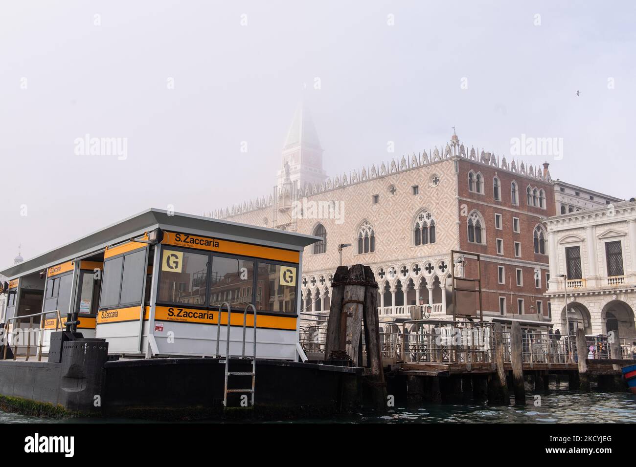 Ein Blick auf den von Nebel überdeckten Palazzo Ducale in Venedig, Italien, am 29. Dezember 2021. (Foto von Giacomo Cosua/NurPhoto) Stockfoto