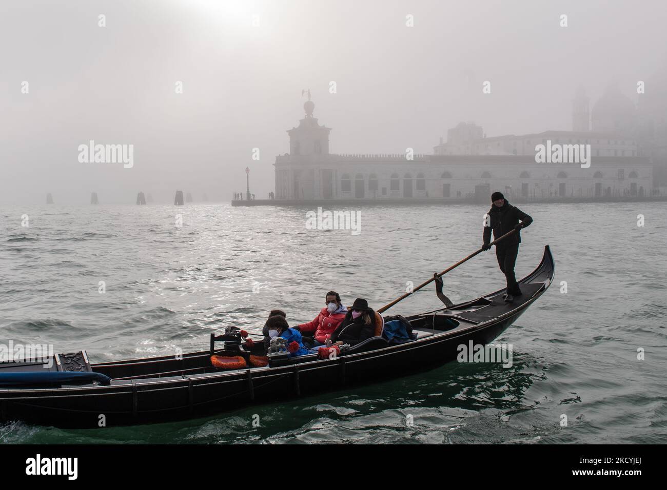 Eine Gondel, die am 29. Dezember 2021 in Bacino San Marco, bedeckt von Nebel, in Venedig, Italien, fährt. (Foto von Giacomo Cosua/NurPhoto) Stockfoto