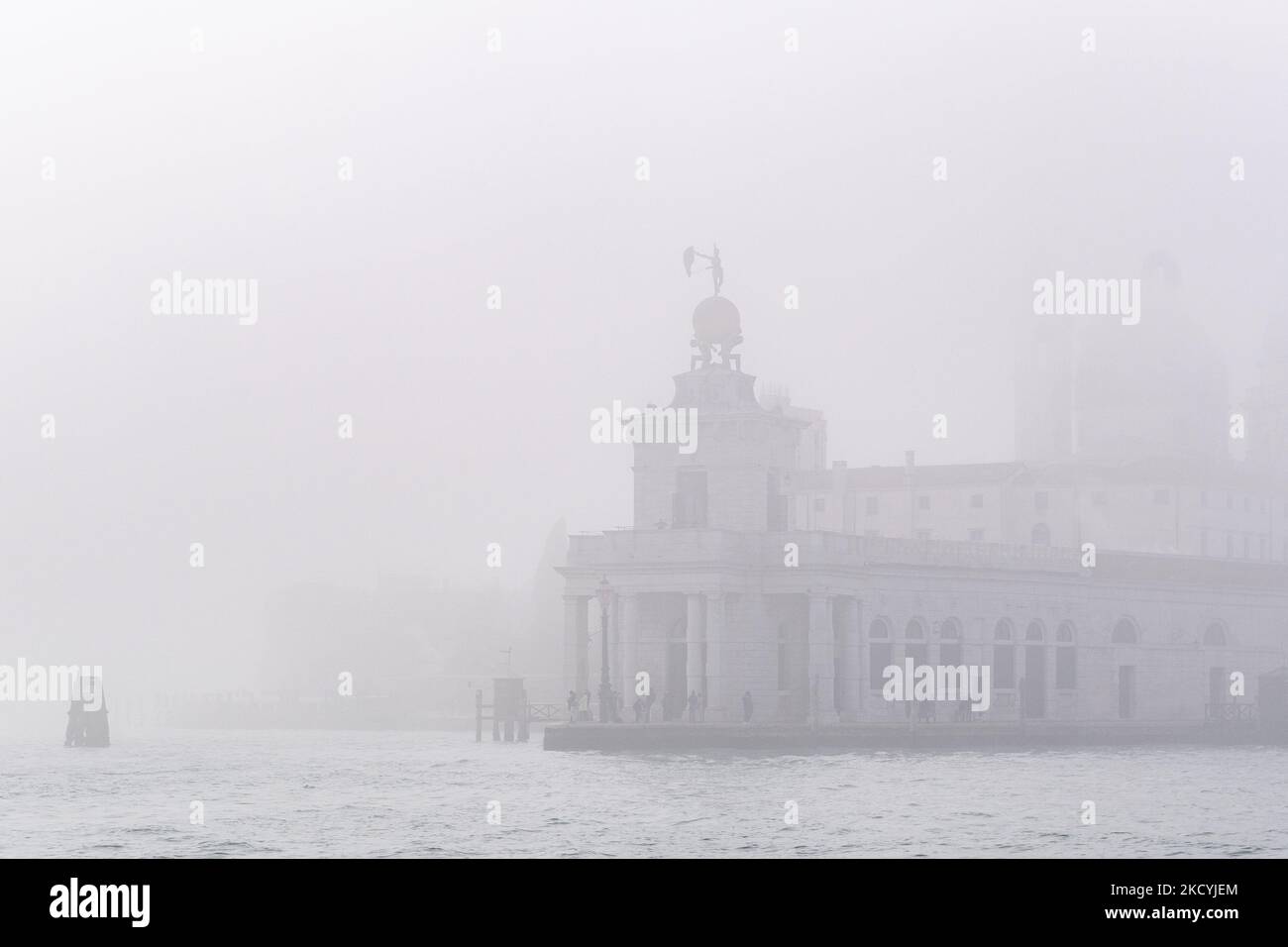 Ein Blick auf das von Nebel überzogene Museum Punta della Dogana in Venedig, Italien, am 29. Dezember 2021. (Foto von Giacomo Cosua/NurPhoto) Stockfoto