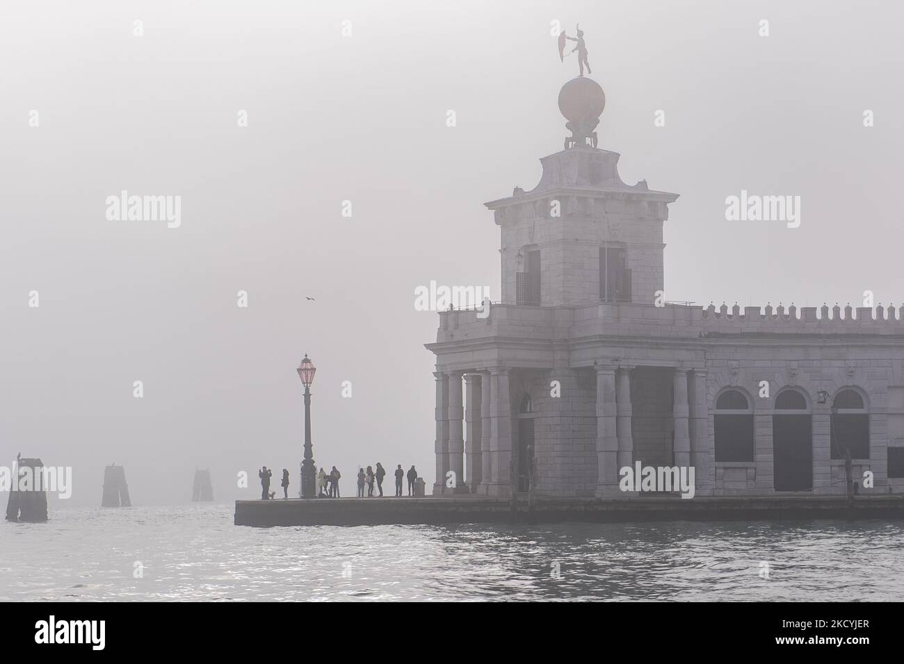 Ein Blick auf das von Nebel überzogene Museum Punta della Dogana in Venedig, Italien, am 29. Dezember 2021. (Foto von Giacomo Cosua/NurPhoto) Stockfoto