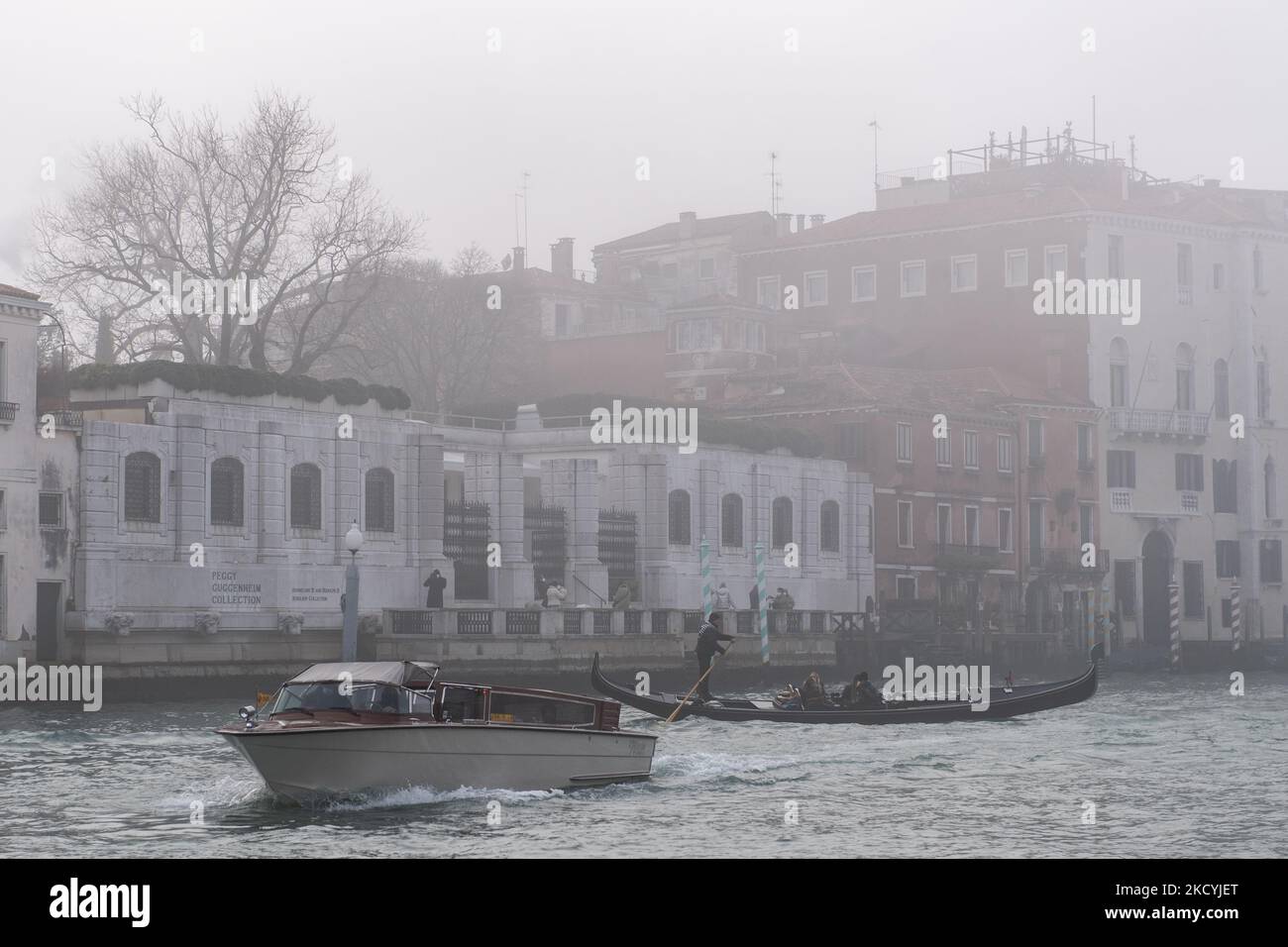Ein Blick auf die Peggy Guggenheim Collection am 29. Dezember 2021 auf dem von Nebel überdeckten Gran Canal in Venedig, Italien. (Foto von Giacomo Cosua/NurPhoto) Stockfoto