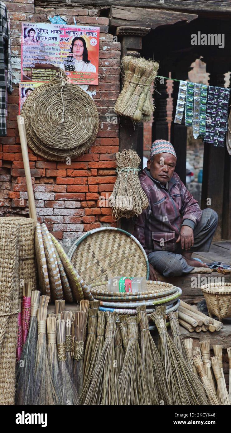 Nepalesischer Ladenbesitzer erwartet Kunden bei seinem Straßenladen in Bhaktapur in Nepal. (Foto von Creative Touch Imaging Ltd./NurPhoto) Stockfoto