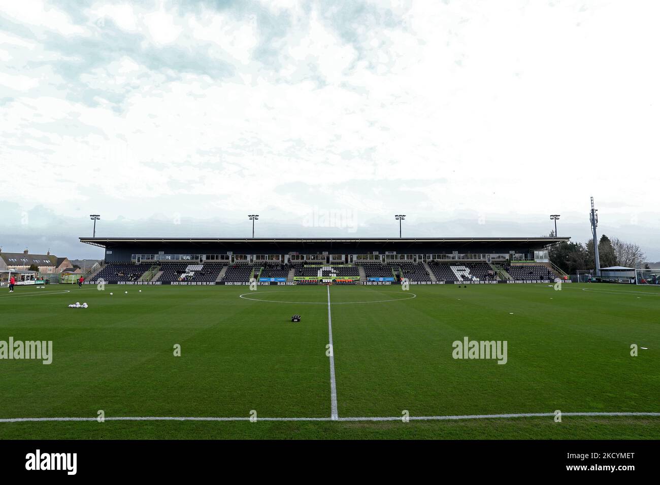 Allgemeiner Blick ins Stadion vor dem Spiel der Sky Bet League 2 zwischen Forest Green Rovers und Stevenage am New Lawn, Nailsworth am Samstag, den 1.. Januar 2022. (Foto von Kieran Riley/MI News/NurPhoto) Stockfoto