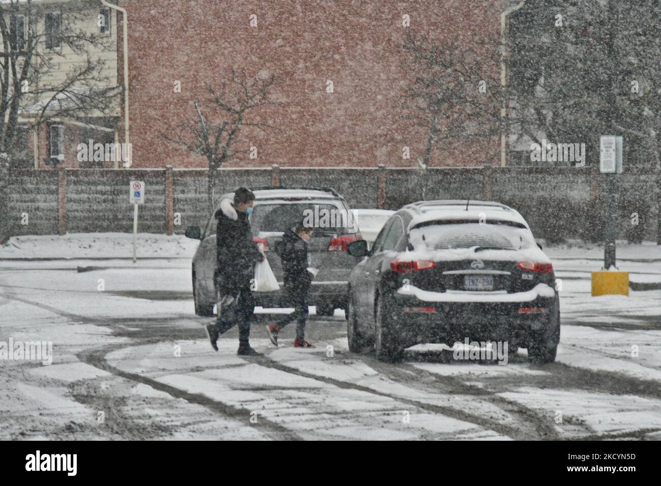 Am 02. Januar 2022 traf ein Schneesturm in Toronto, Ontario, Kanada. Es wird erwartet, dass der Sturm im Großraum Toronto zwischen 5-10 Zentimetern Schnee fallen wird. (Foto von Creative Touch Imaging Ltd./NurPhoto) Stockfoto