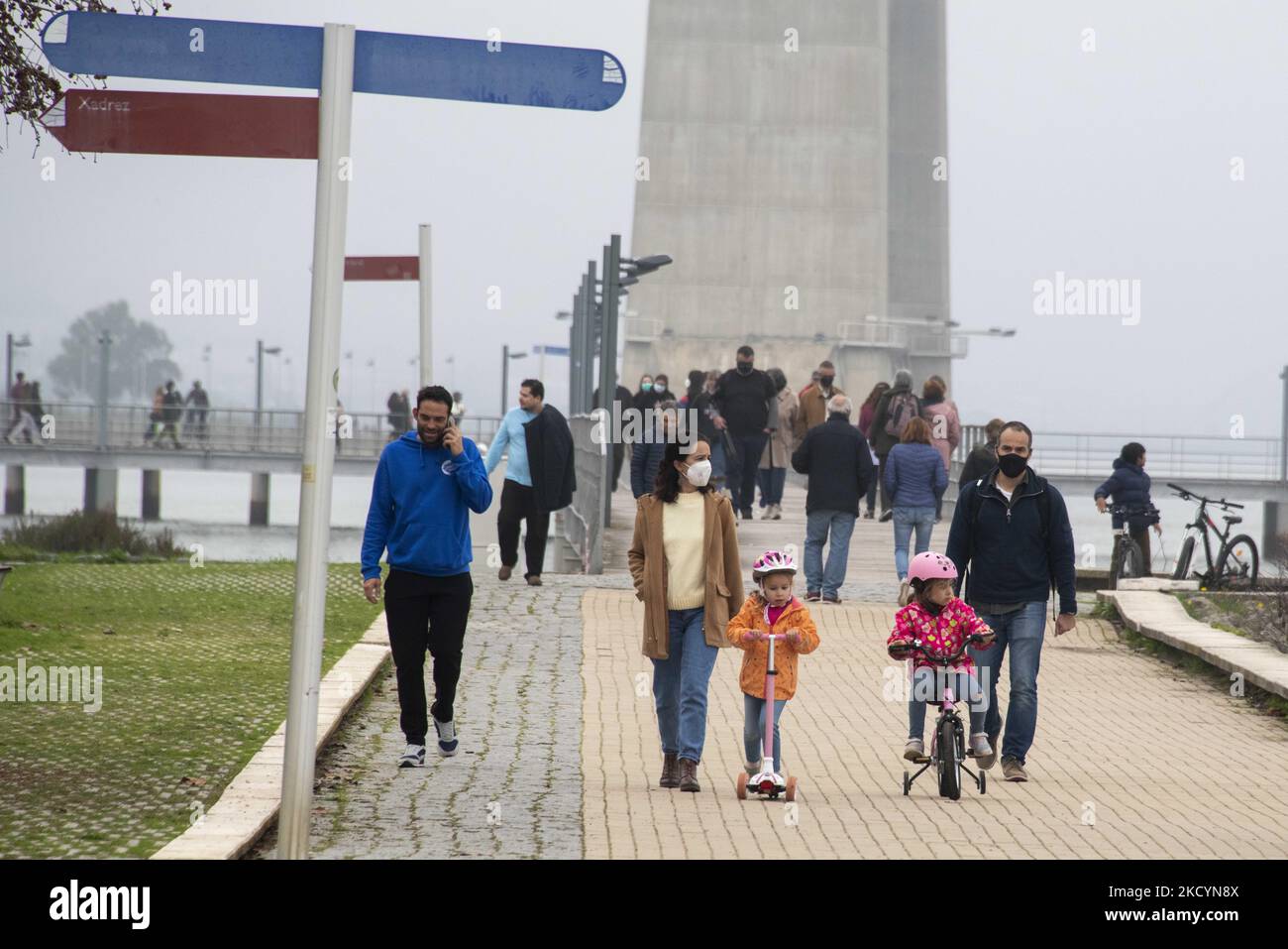 In der Nähe der Brücke Vasco da Gama in Lissabon führen Menschen Outdoor-Aktivitäten durch. 02. Januar 2021. Trotz des nebligen Wetters besuchten Dutzende von Menschen diesen Erholungsort am Ufer des Flusses Tejo in Portugal. (Foto von Jorge Mantilla/NurPhoto) Stockfoto