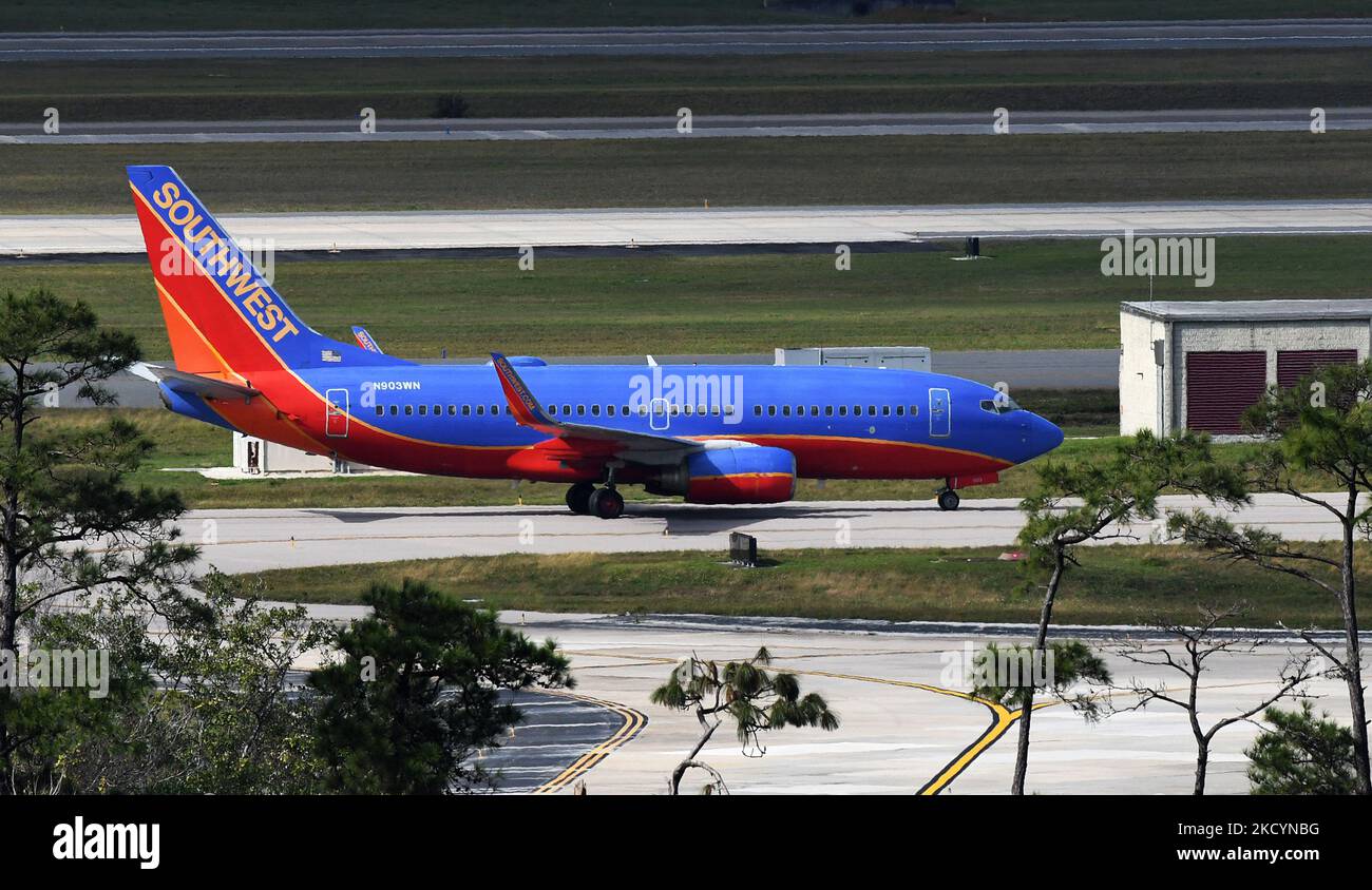 2. Januar 2022 - Orlando, Florida, USA - Ein Flugzeug von Southwest Airlines kommt am 2. Januar 2022 in Orlando, Florida, am internationalen Flughafen von Orlando an. Urlaubsreisen wurden von Tausenden von gestrichenen und verspäteten Flügen in den Vereinigten Staaten geplagt, die durch schlechtes Wetter und Mangel an Flugbesatzungen aufgrund der COVID-19 Omicron-Variante verursacht wurden. (Foto von Paul Hennessy/NurPhoto) Stockfoto