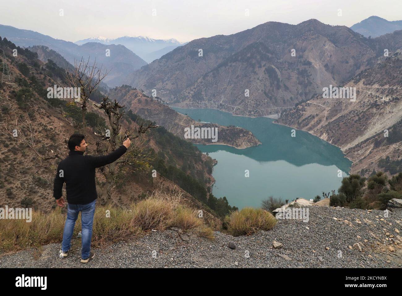 Ein Besucher klickt auf Bilder in der Nähe des Flusses Chenab im Doda Distrikt Jammu und Kaschmir, Indien auf 03 January2022.(Foto von Nasir Kachroo/NurPhoto) Stockfoto