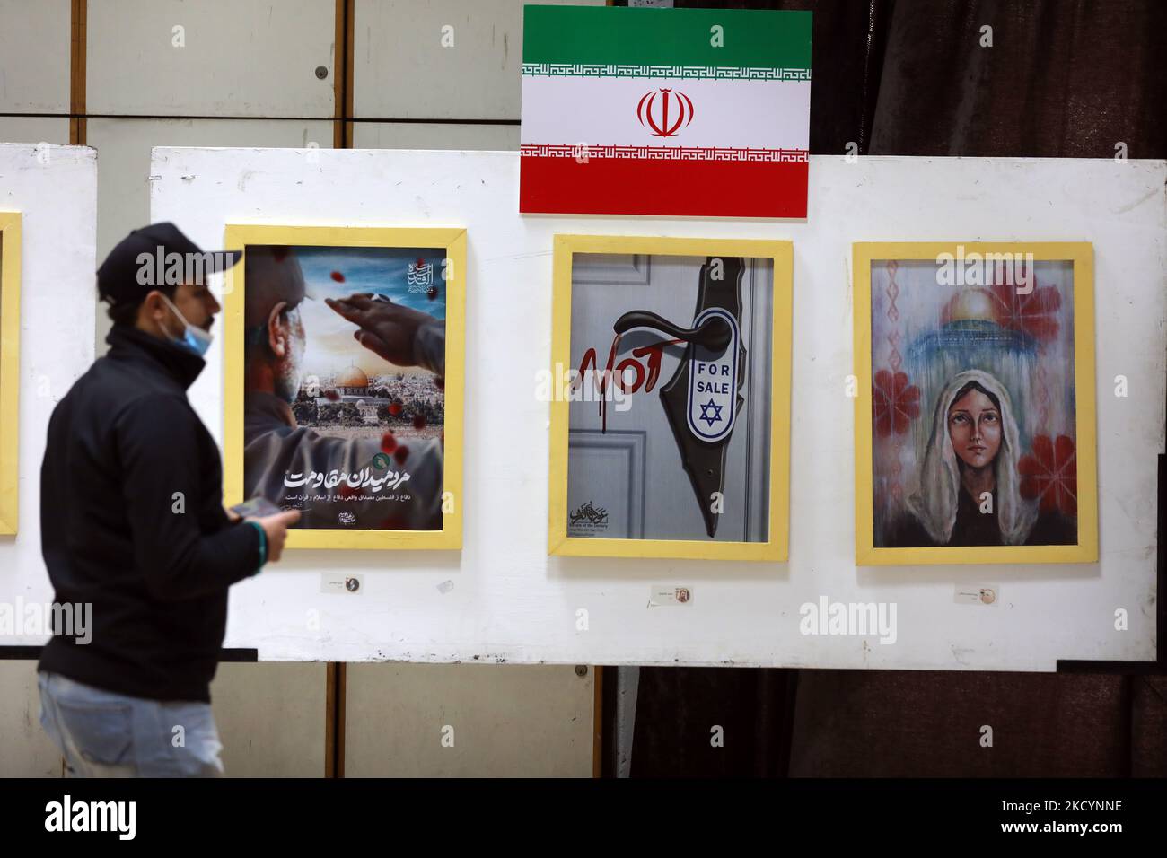 Palästinenser nehmen an einer Zeremonie zum Gedenken an den zweiten Jahrestag der Tötung des führenden iranischen Kommandanten Qasem Soleimani im Irak in Gaza-Stadt am 3. Januar 2022 Teil. (Foto von Majdi Fathi/NurPhoto) Stockfoto