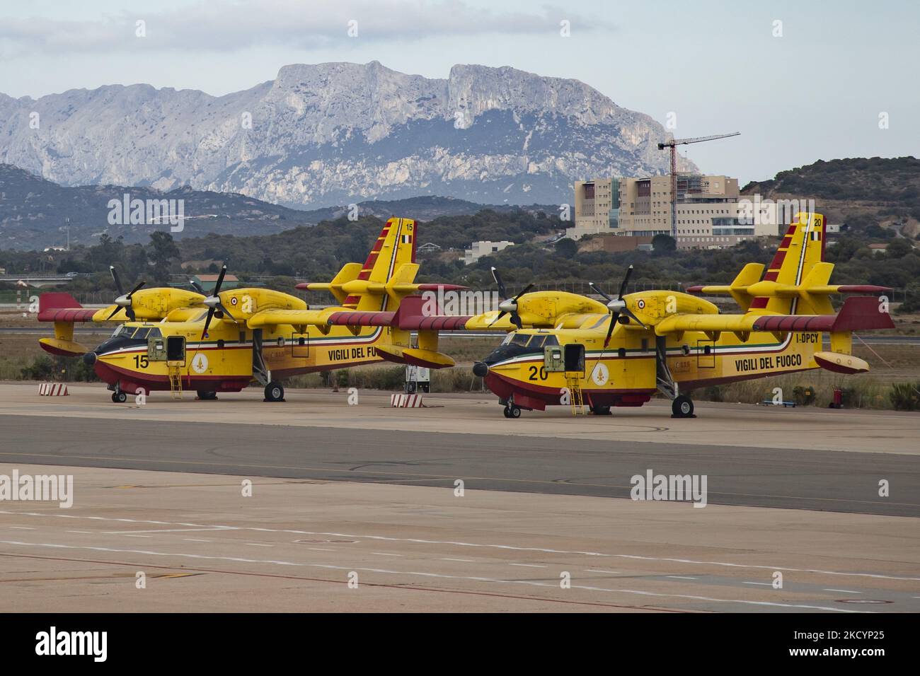 Am 1. September 2021 werden auf dem Flughafen von Olbia Costa Smeralda in Sardinien, Italien, zwei Canadair-Flugzeuge zum Löschen von Bränden abgebildet. (Foto von Emmanuele Contini/NurPhoto) Stockfoto