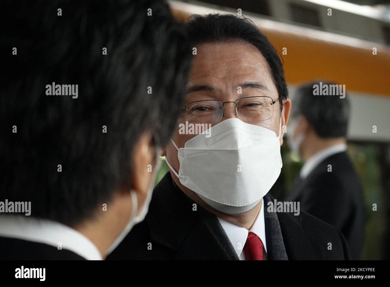 Der japanische Premierminister Fumio Kishida mit Gesichtsmaske spricht am 4. Januar 2022 in der Präfektur Mie, Japan, mit einem lokalen Politiker am Bahnhof Ujiyamada in der Stadt Ise. (Foto von Jinhee Lee/NurPhoto) Stockfoto