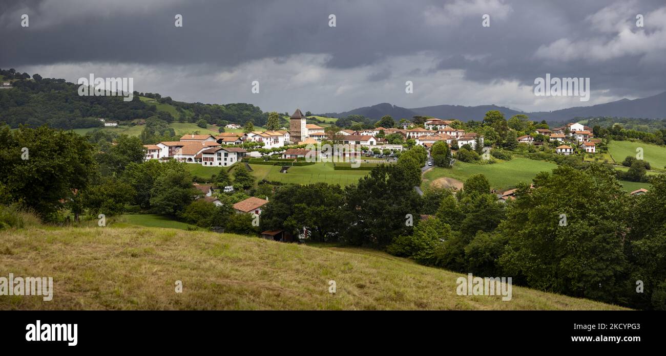 Die Stadt Sare ist am 13. Juli 2021 im Baskenland der Region Nouvelle-Aquitaine in Frankreich abgebildet. (Komposition aus mehreren Bildern) (Foto von Emmanuele Contini/NurPhoto) Stockfoto