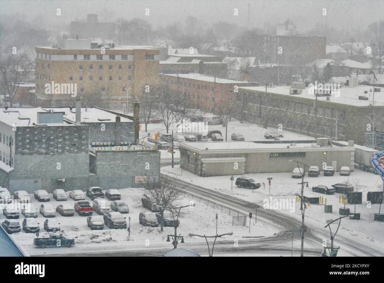 Am 3. März 2015 stürzte der Schneesturm große Mengen an Schnee, Schnee und eiskalten Regen auf die Stadt Windsor in Ontario, Kanada. Dieser Schneesturm warf zwischen 5-10 Zentimetern Schnee über weite Gebiete im Süden Ontarios. Der Schnee änderte sich später in eiskalten Regen, der mehrere Stromausfälle in der Region verursachte. (Foto von Creative Touch Imaging Ltd./NurPhoto) Stockfoto