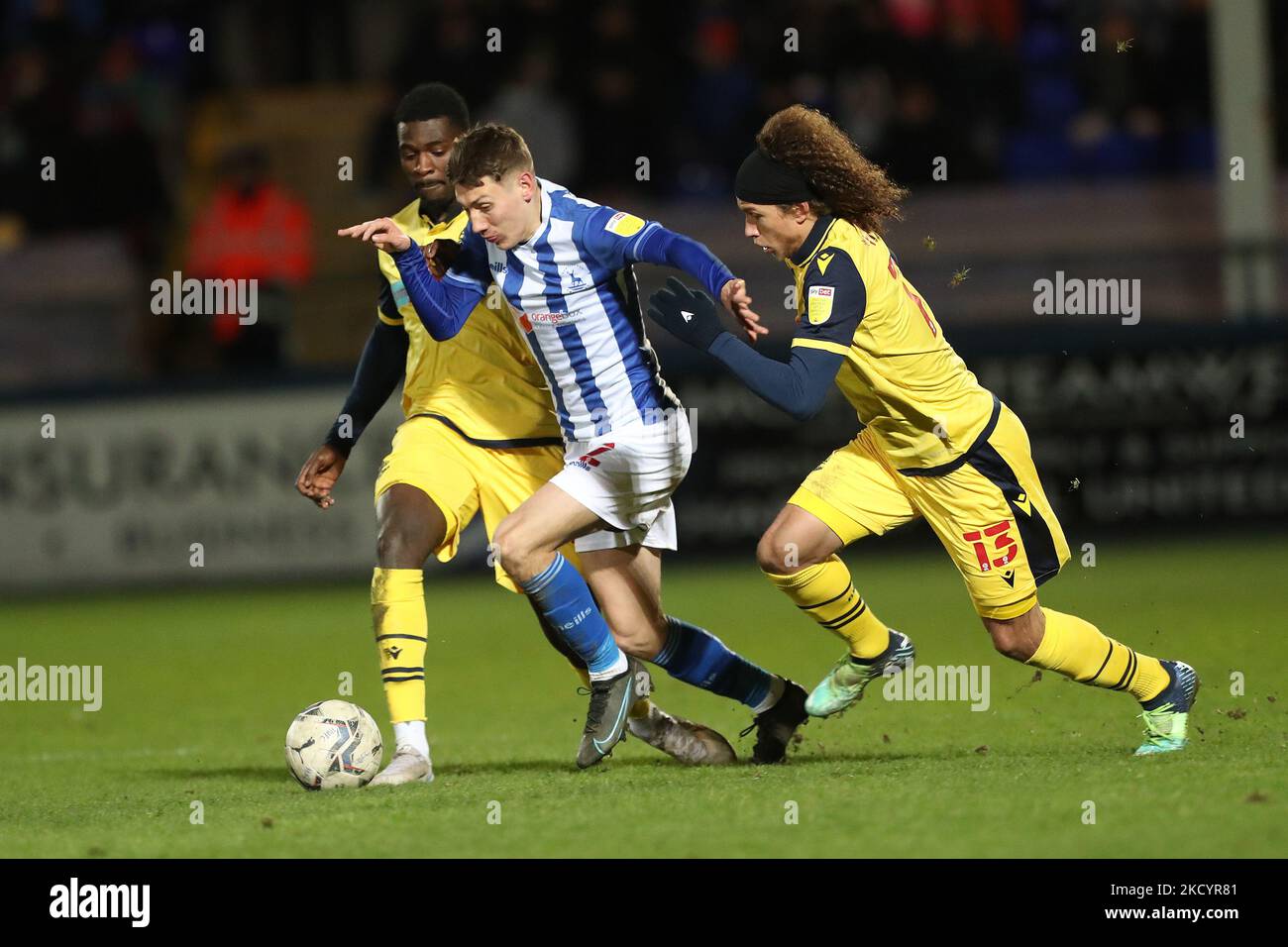 Joe Gray von Hartlepool United kämpft am Dienstag, den 4.. Januar 2022, im Rahmen der EFL Trophy zwischen Hartlepool United und Bolton Wanderers im Victoria Park, Hartlepool, um den Besitz von Amadou Bakayoko und Marlon Fossey. (Foto von Mark Fletcher/MI News/NurPhoto) Stockfoto