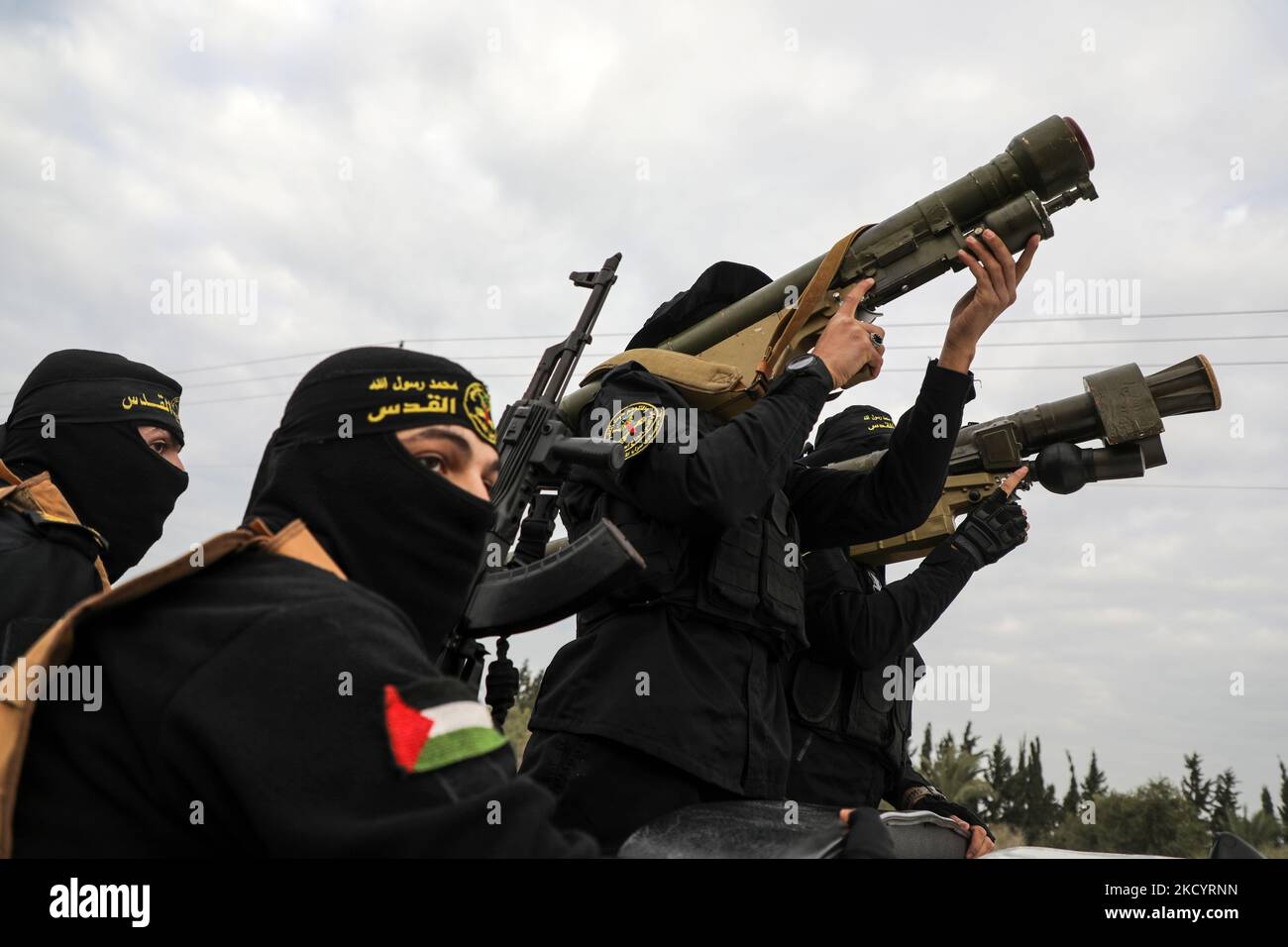 Palästinensische Mitglieder der Al-Quds Brigaden, dem militärischen Flügel der Islamischen Dschihad-Gruppe, marschieren mit ihren Gewehren entlang der Hauptstraße des Gazastreifens, Nehmen Sie an einer Militärparade Teil, um zu feiern, nachdem der palästinensische Gefangene Hisham Abu Hawasch seinen Hungerstreik beendet hatte, nachdem Israel seine Freilassung am 5. Januar 2022 zugesagt hatte. (Foto von Majdi Fathi/NurPhoto) Stockfoto