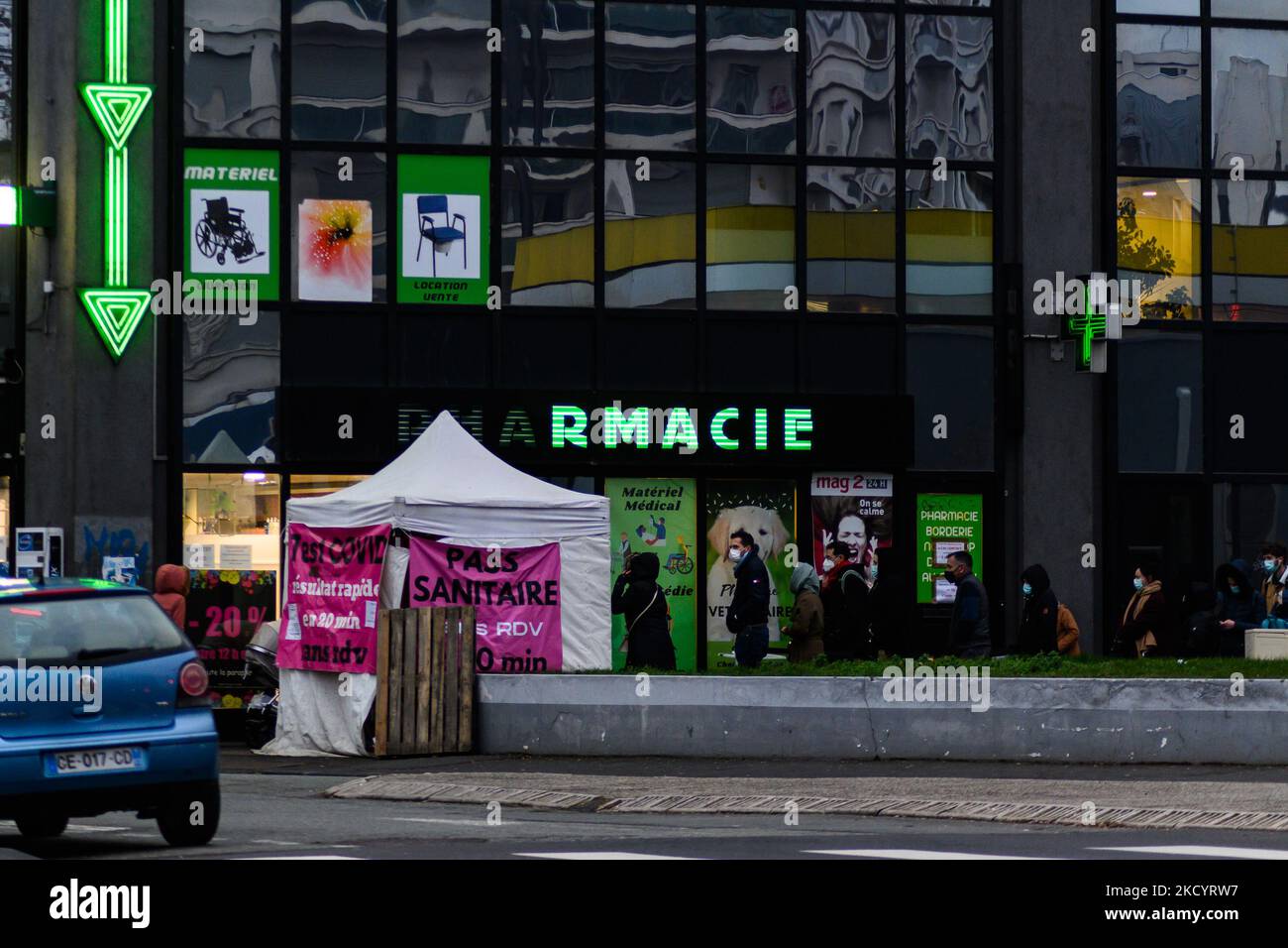 Menschen, die am 5. Januar 2022 vor einer Apotheke und einem medizinischen Labor in Clermont-Ferrand, Frankreich, auf Covid-19 getestet werden möchten. (Foto von Adrien Fillon/NurPhoto) Stockfoto