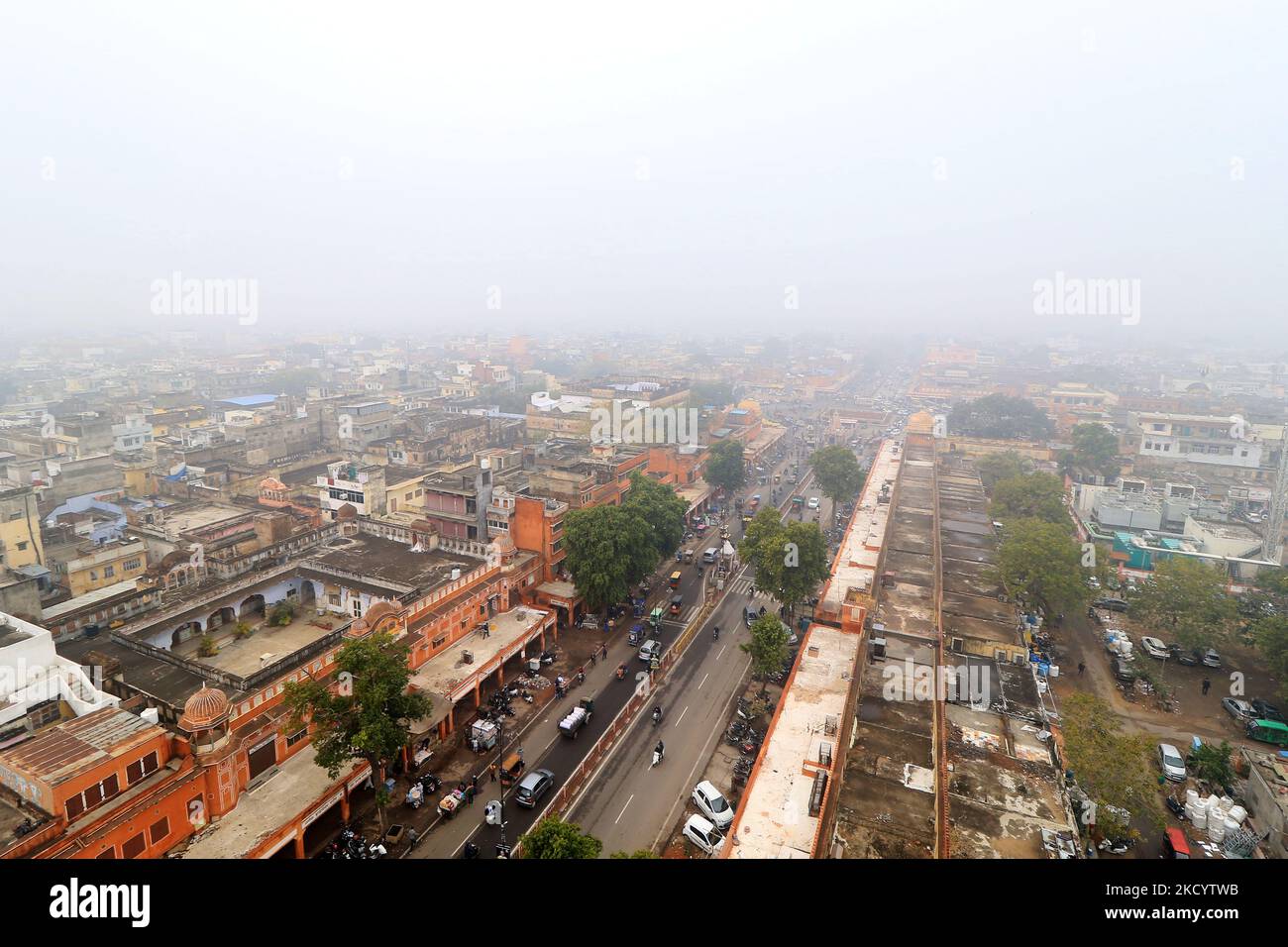 Eine dicke Nebelschicht umhüllt die ummauerte Stadt an einem kalten Wintertag in Jaipur, Rajasthan, Indien, Donnerstag, 6. Januar 2022. (Foto: Vishal Bhatnagar/NurPhoto) Stockfoto