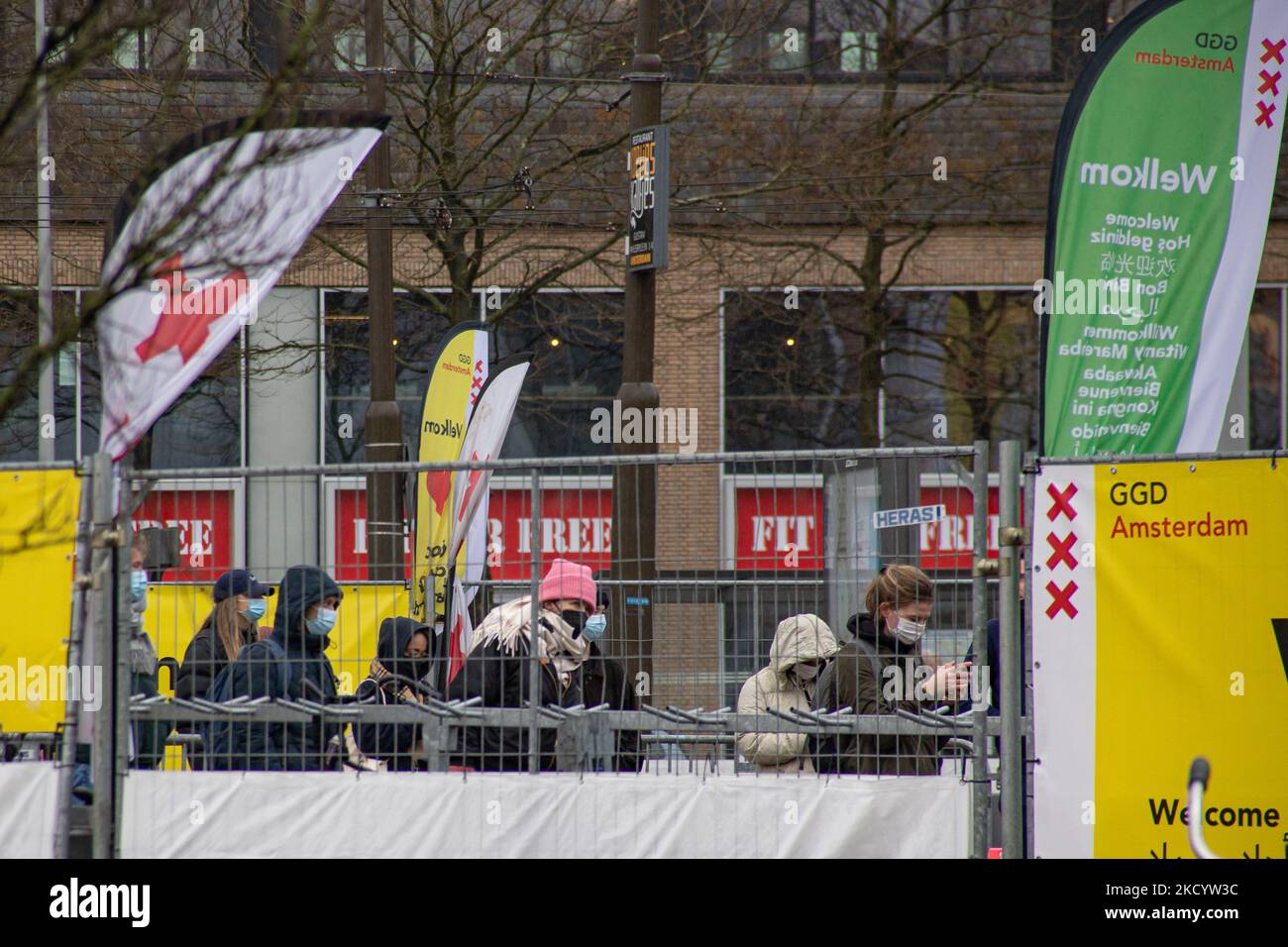 Menschen mit Gesichtsmasken warten vor einer Einrichtung des GGD Paviljoen Amsterdam Covid-19-Testzentrums, um getestet zu werden, GGD ist der städtische Gesundheitsdienst in Amsterdam Zuid. Die Niederlande waren die erste europäische Nation, die kurz vor Weihnachten während der Coronavirus-Pandemie von Covid-19 eine Sperre gegen die neue Omicron-Variante ausrief. Bars, Fitnessstudios, Friseure und alle „nicht notwendigen“ Geschäfte, Museen, öffentlichen Einrichtungen usw. waren bis mindestens Januar 14 geschlossen. Amsterdam, Niederlande am 5. Januar 2022 (Foto von Nicolas Economou/NurPhoto) Stockfoto