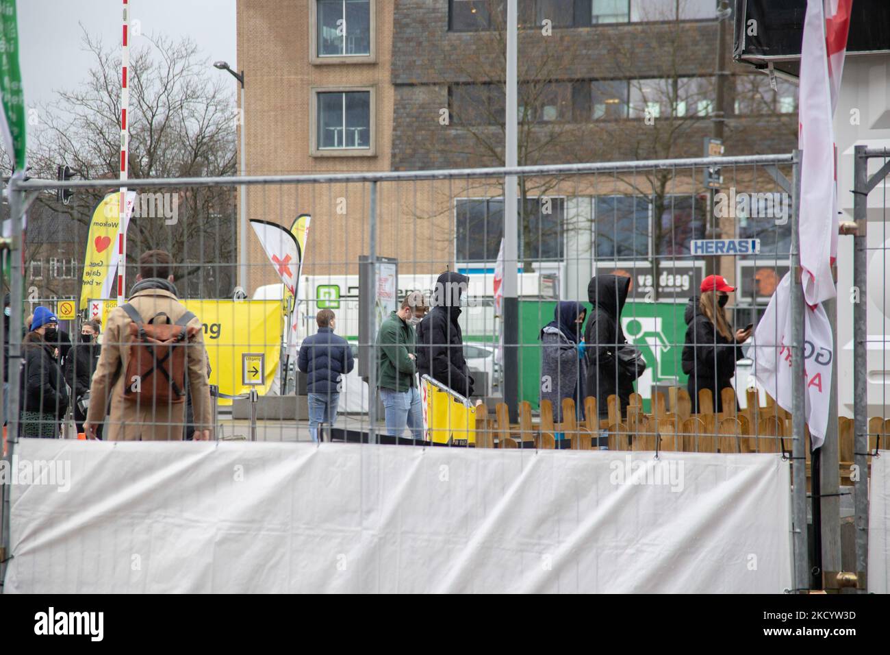 Menschen warten in der Schlange, um vor einem GGD Covid-19 Testzentrum getestet zu werden, GGD ist der städtische Gesundheitsdienst in Amsterdam Zuid. Die Niederlande waren die erste europäische Nation, die kurz vor Weihnachten während der Coronavirus-Pandemie von Covid-19 eine Sperre gegen die neue Omicron-Variante ausrief. Bars, Fitnessstudios, Friseure und alle „nicht notwendigen“ Geschäfte, Museen, öffentlichen Einrichtungen usw. waren bis mindestens Januar 14 geschlossen. Amsterdam, Niederlande am 5. Januar 2022 (Foto von Nicolas Economou/NurPhoto) Stockfoto