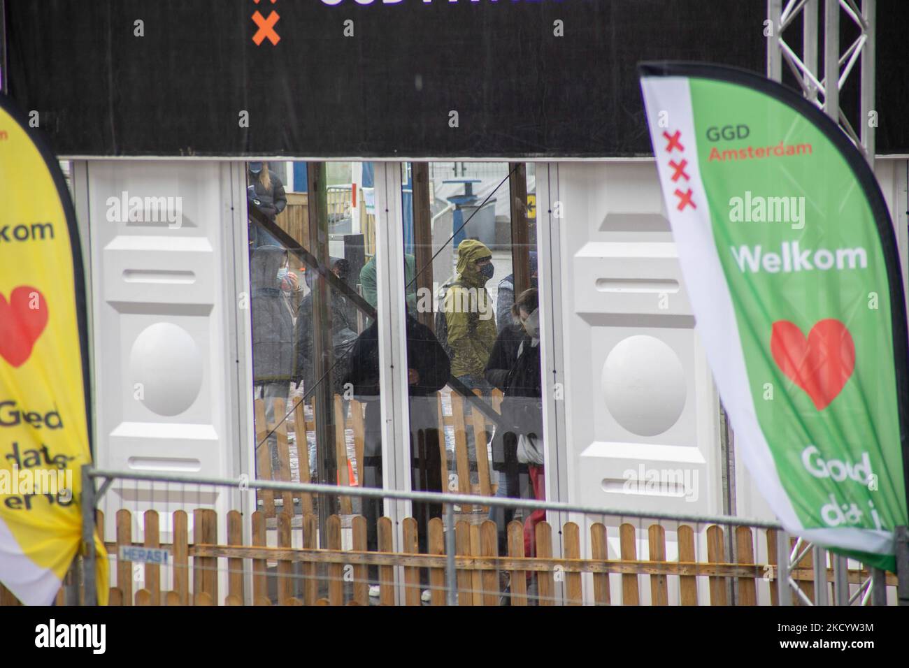 Menschen mit Gesichtsmasken warten vor einem GGD Covid-19 Testzentrum in der Reihe, um getestet zu werden, GGD ist der städtische Gesundheitsdienst in Amsterdam Zuid. Die Niederlande waren die erste europäische Nation, die kurz vor Weihnachten während der Coronavirus-Pandemie von Covid-19 eine Sperre gegen die neue Omicron-Variante ausrief. Bars, Fitnessstudios, Friseure und alle „nicht notwendigen“ Geschäfte, Museen, öffentlichen Einrichtungen usw. waren bis mindestens Januar 14 geschlossen. Amsterdam, Niederlande am 5. Januar 2022 (Foto von Nicolas Economou/NurPhoto) Stockfoto