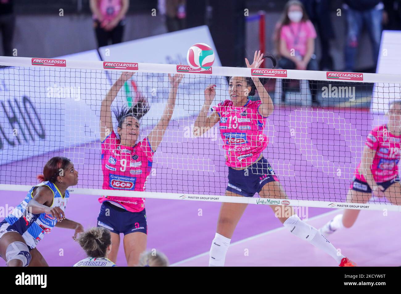 Sara Bonifacio (Igor Gorgonzola Novara) Caterina Bosetti (Igor Gorgonzola Novara) während des italienischen Volleyball-Frauencups Imoco Volley Conegliano gegen Igor Gorgonzola Novara am 06. Januar 2022 im Palazzo dello Sport in Roma, Italien (Foto: Luigi Mariani/LiveMedia/NurPhoto) Stockfoto