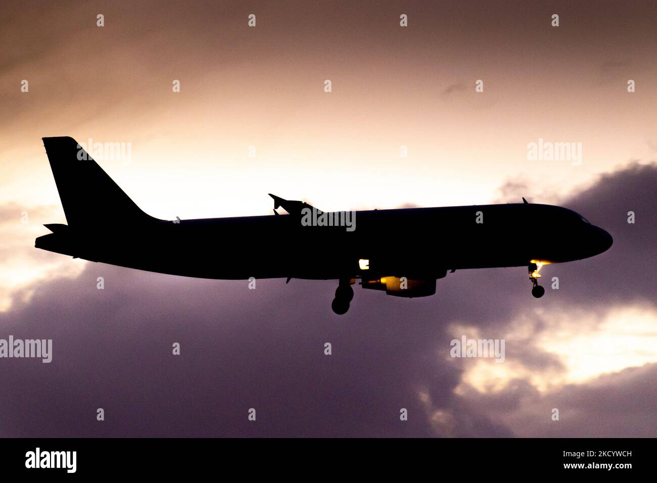 Silhouette eines Landeflugzeugs mit einem bewölkten Hintergrund nach dem Sonnenuntergang. Der Passagierjet ist dunkel gegen die bunten Wolken. ITA Airways Airbus A320-Flugzeuge, gesehen beim endgültigen Anflug und bei der Landung auf dem Flughafen Amsterdam Schiphol AMS EHAM. Das ankommende Flugzeug hat die Registrierung Ei-DTK und die ältere Lackierung von Alitalia. ITA Airways -Italia Trasporto Aereo ist die staatseigene Flaggengesellschaft von Italien als Nachfolger von Alitalia, die am 15. Oktober 2021 ihren Betrieb in vollem Besitz der italienischen Regierung über ihr Wirtschafts- und Finanzministerium aufgenommen hat. ITA ist Mitglied von Sky Stockfoto