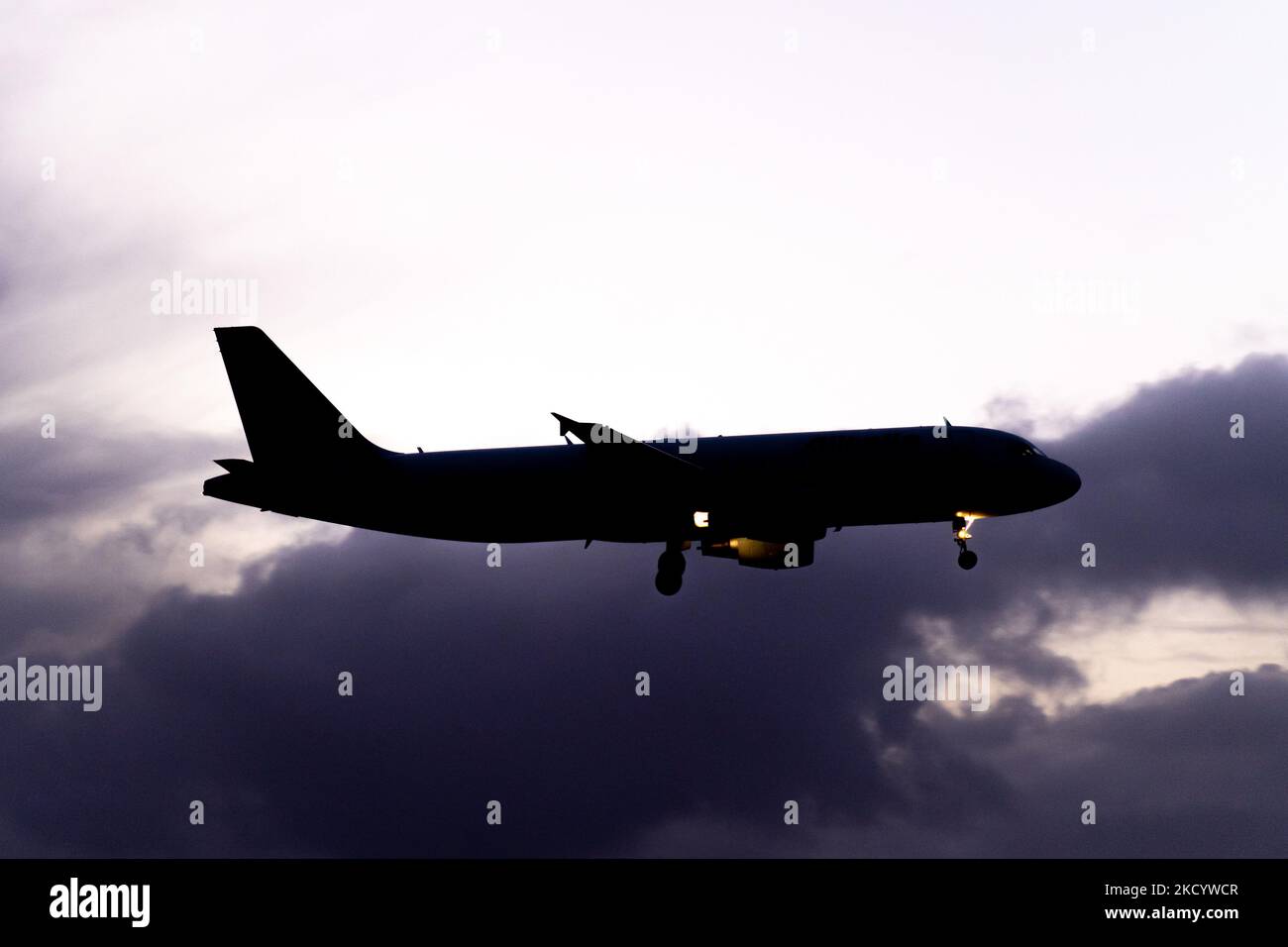 Silhouette eines Landeflugzeugs mit einem bewölkten Hintergrund nach dem Sonnenuntergang. Der Passagierjet ist dunkel gegen die bunten Wolken. ITA Airways Airbus A320-Flugzeuge, gesehen beim endgültigen Anflug und bei der Landung auf dem Flughafen Amsterdam Schiphol AMS EHAM. Das ankommende Flugzeug hat die Registrierung Ei-DTK und die ältere Lackierung von Alitalia. ITA Airways -Italia Trasporto Aereo ist die staatseigene Flaggengesellschaft von Italien als Nachfolger von Alitalia, die am 15. Oktober 2021 ihren Betrieb in vollem Besitz der italienischen Regierung über ihr Wirtschafts- und Finanzministerium aufgenommen hat. ITA ist Mitglied von Sky Stockfoto