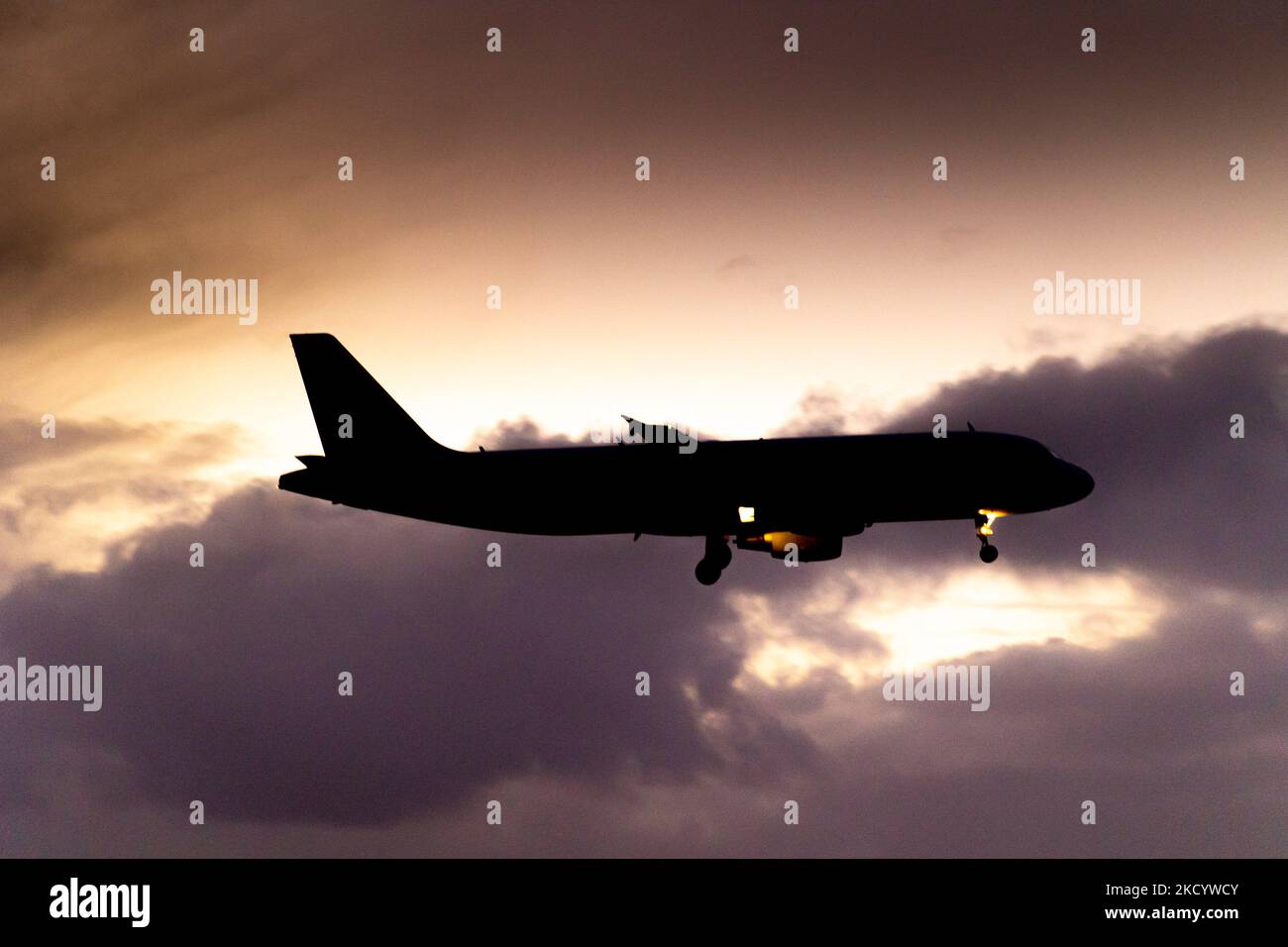 Silhouette eines Landeflugzeugs mit einem bewölkten Hintergrund nach dem Sonnenuntergang. Der Passagierjet ist dunkel gegen die bunten Wolken. ITA Airways Airbus A320-Flugzeuge, gesehen beim endgültigen Anflug und bei der Landung auf dem Flughafen Amsterdam Schiphol AMS EHAM. Das ankommende Flugzeug hat die Registrierung Ei-DTK und die ältere Lackierung von Alitalia. ITA Airways -Italia Trasporto Aereo ist die staatseigene Flaggengesellschaft von Italien als Nachfolger von Alitalia, die am 15. Oktober 2021 ihren Betrieb in vollem Besitz der italienischen Regierung über ihr Wirtschafts- und Finanzministerium aufgenommen hat. ITA ist Mitglied von Sky Stockfoto