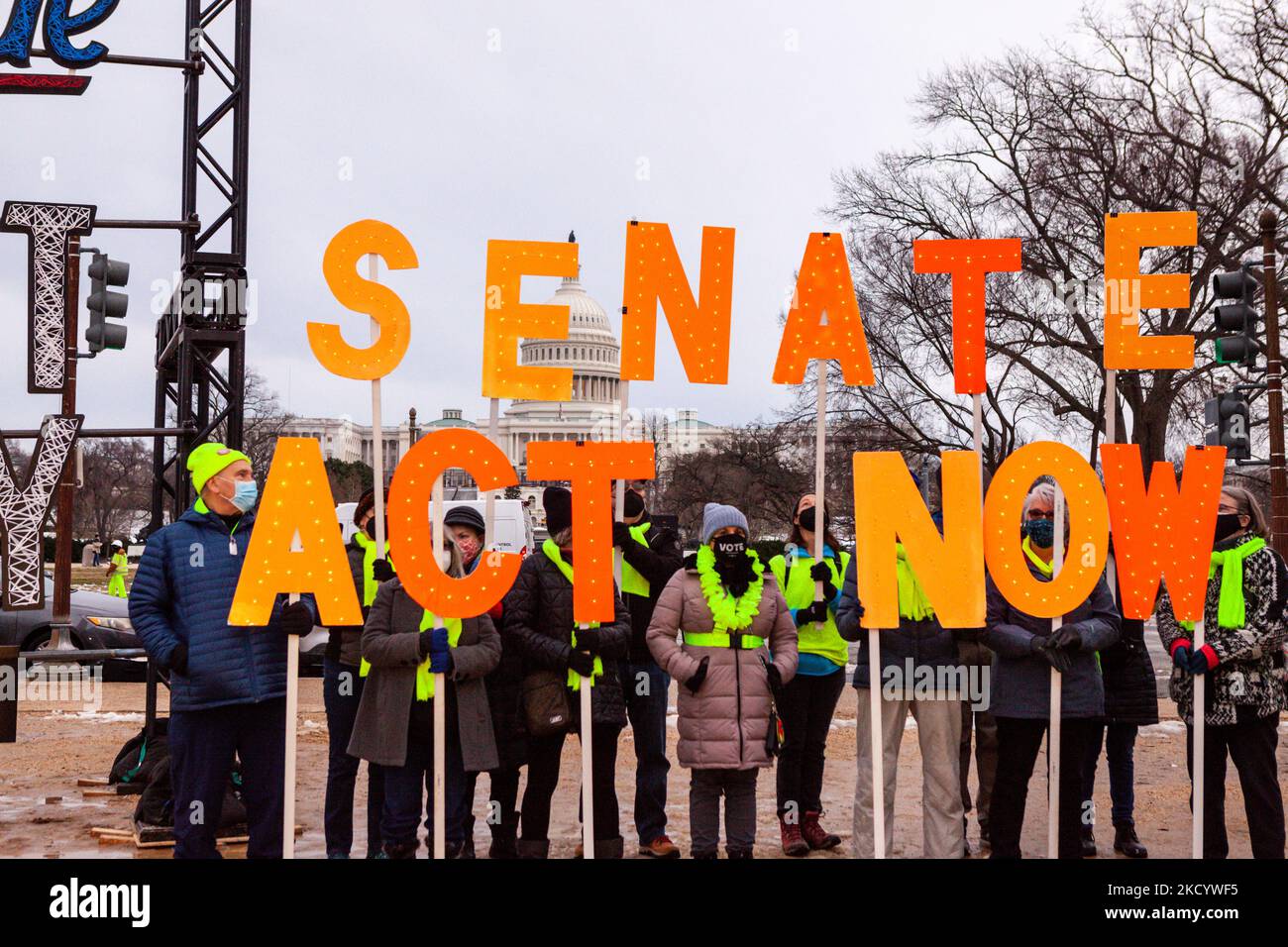 Freiwillige zeigen während einer Kerzenlichtmahnwache zum Gedenken an den Aufstand im Januar 6 Schilder, die den Senat zum Schutz der Stimmrechte auffordern. Die Veranstaltung ist eine von vielen landesweit veranstalteten Mahnwachen für Demokratie im Januar 6. Die Organisation und ihre Partner fordern vom Kongress die Annahme des John Lewis Voting Rights Advancement Act, des Freedom to Vote Act, des Protecting Our Democracy Act und der DC Statehood. (Foto von Allison Bailey/NurPhoto) Stockfoto