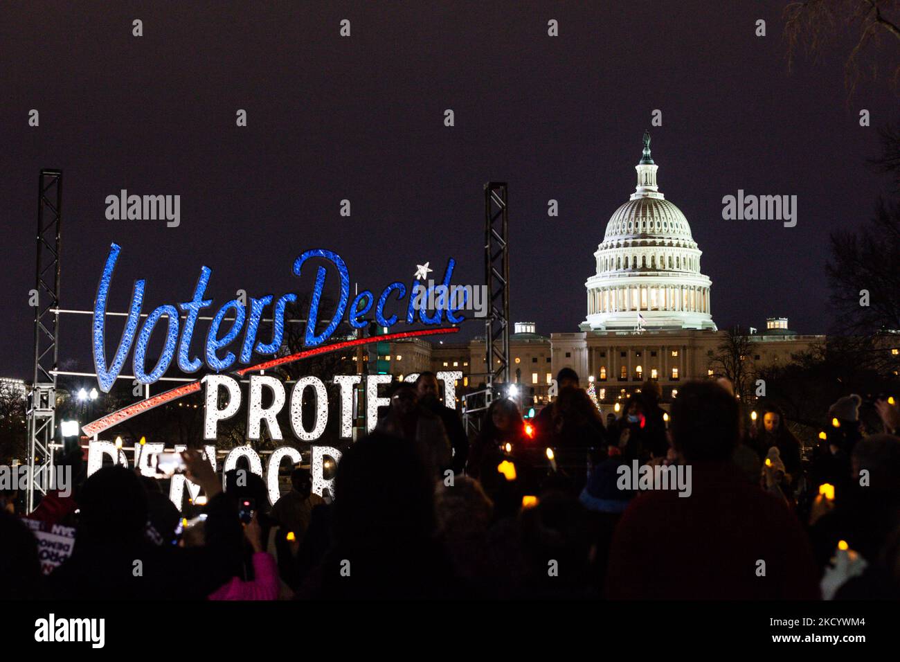 Während einer Kerzenlichtmahnwache zum Gedenken an den Aufstand vom 6. Januar wird ein Moment der Stille mit Kerzen hoch beobachtet. Die Veranstaltung ist eine von vielen landesweit veranstalteten Mahnwachen für Demokratie im Januar 6. Die Organisation und ihre Partner fordern vom Kongress die Annahme des John Lewis Voting Rights Advancement Act, des Freedom to Vote Act, des Protecting Our Democracy Act und der DC Statehood. (Foto von Allison Bailey/NurPhoto) Stockfoto