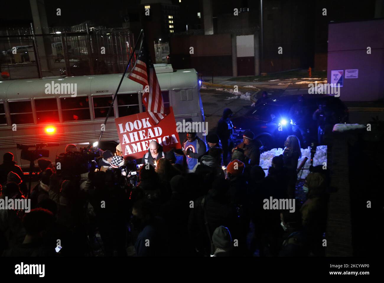 Menschen halten eine von „Look Ahead America“ gesponserte Mahnwache vor der zentralen Haftanstalt von DC ab, in der sie behaupten, dass diejenigen, die für den Angriff vom 6 ,2021. Januar angeklagt wurden, am 6. Januar 2022 in Washington DC, USA, ungerecht behandelt werden. Öffentliche Mahnwachen in DC und im ganzen Land wurden zur Erinnerung an die Kundgebung zur Anti-Ratifizierung des Wahlkollegs von Präsident Joe Biden gegen den ehemaligen Präsidenten Donald Trump abgehalten. Präsident Biden und die Gesetzgeber hielten im Plenum Bemerkungen ab und hielten einen Moment des Schweigens für diejenigen ab, die während des Sturms des Kapitols vor einem Jahr verloren gegangen waren (Foto von Stockfoto