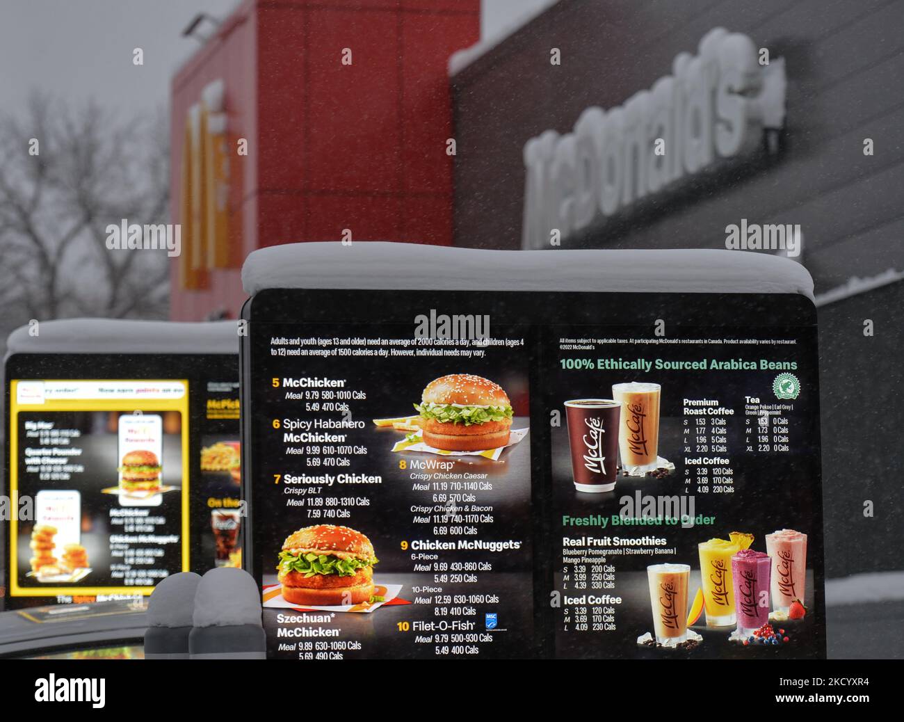 McDonald's-Menü am Eingang zum Drive Thru vor dem McDonald's Fast Food-Restaurant im Zentrum von Edmonton. Am Freitag, den 7. Januar 2022, Kanada. (Foto von Artur Widak/NurPhoto) Stockfoto
