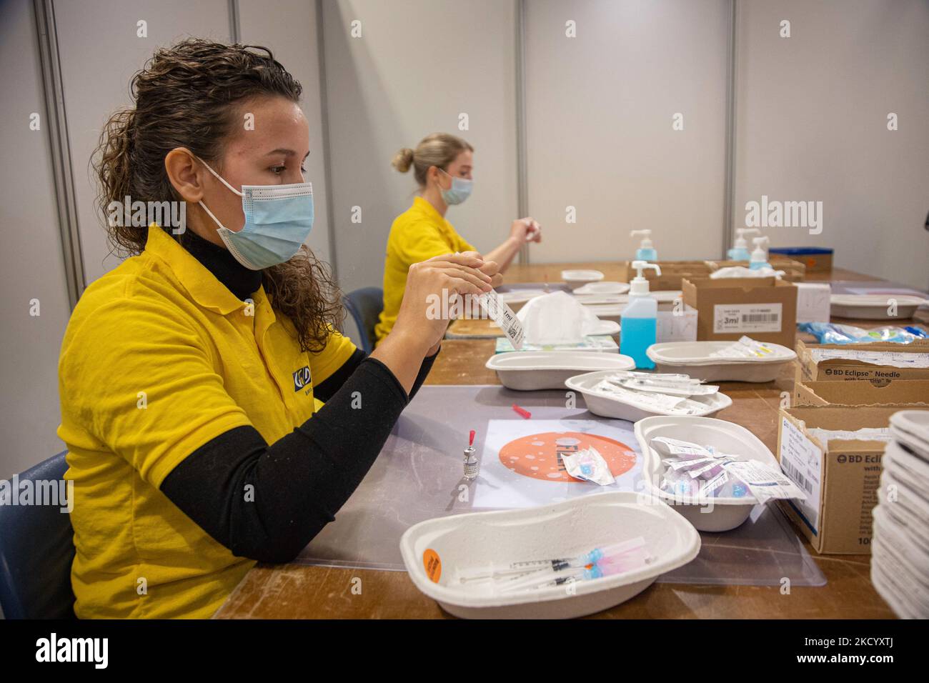 Eine GGD-Mitarbeiterin im Gesundheitswesen bereitet die Pfizer - BioNTech Covid-19-Impfstoffe vor, die sie aus der Fläschchenglasflasche zu den Spritzen im Sonderbereich des Mega-Impfzentrums in Eindhoven zieht. Die Jabs werden als Booster-Schuss verabreicht. Der dritte Dosisverstärker ist für alle in den Niederlanden verfügbar, zusätzlich zur Sperrung, da das Land gegen Ausbrüche der neuen omicron-Variante-Coronavirus-Mutation der Pandemie kämpft. Eindhoven, Niederlande am 7. Januar 2022 (Foto: Nicolas Economou/NurPhoto) Stockfoto
